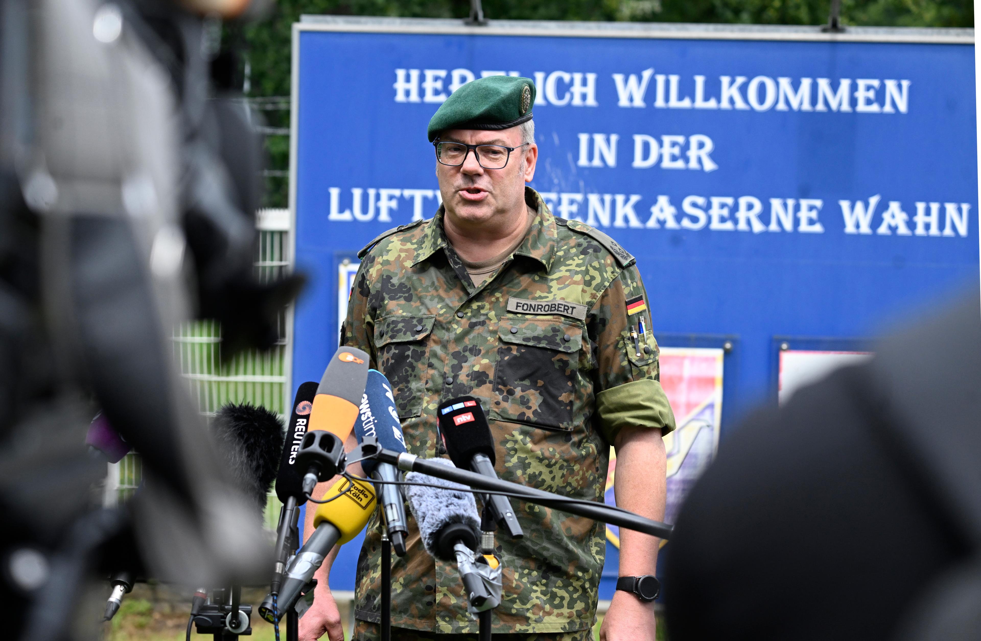 Överstelöjtnant Ulrich Fonrobert vid en presskonferens på militärbasen Köln-Wahn tidigare i veckan. Ett misstänkt sabotage där följs av liknande misstankar vid en anläggning i Mechernich. Foto: Roberto Pfeil/DPA via AP/TT