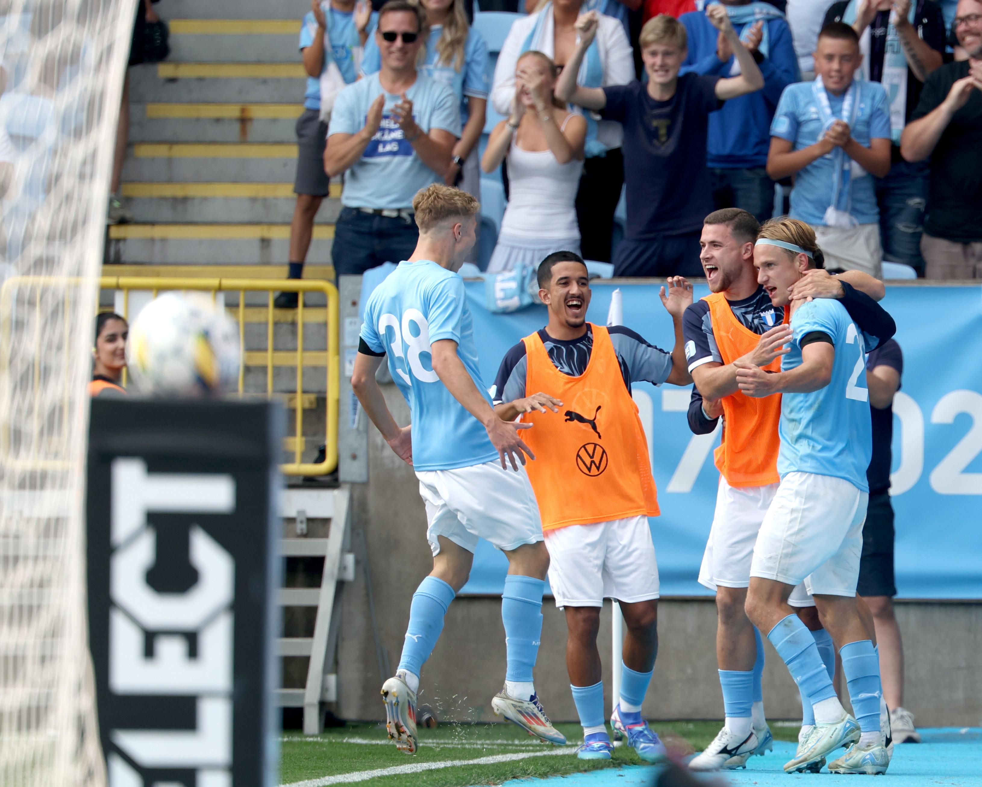 Hugo Bolin och Erik Botheim jubar efter 2–1 mot Norrköping. Foto: Anders Bjurö/TT