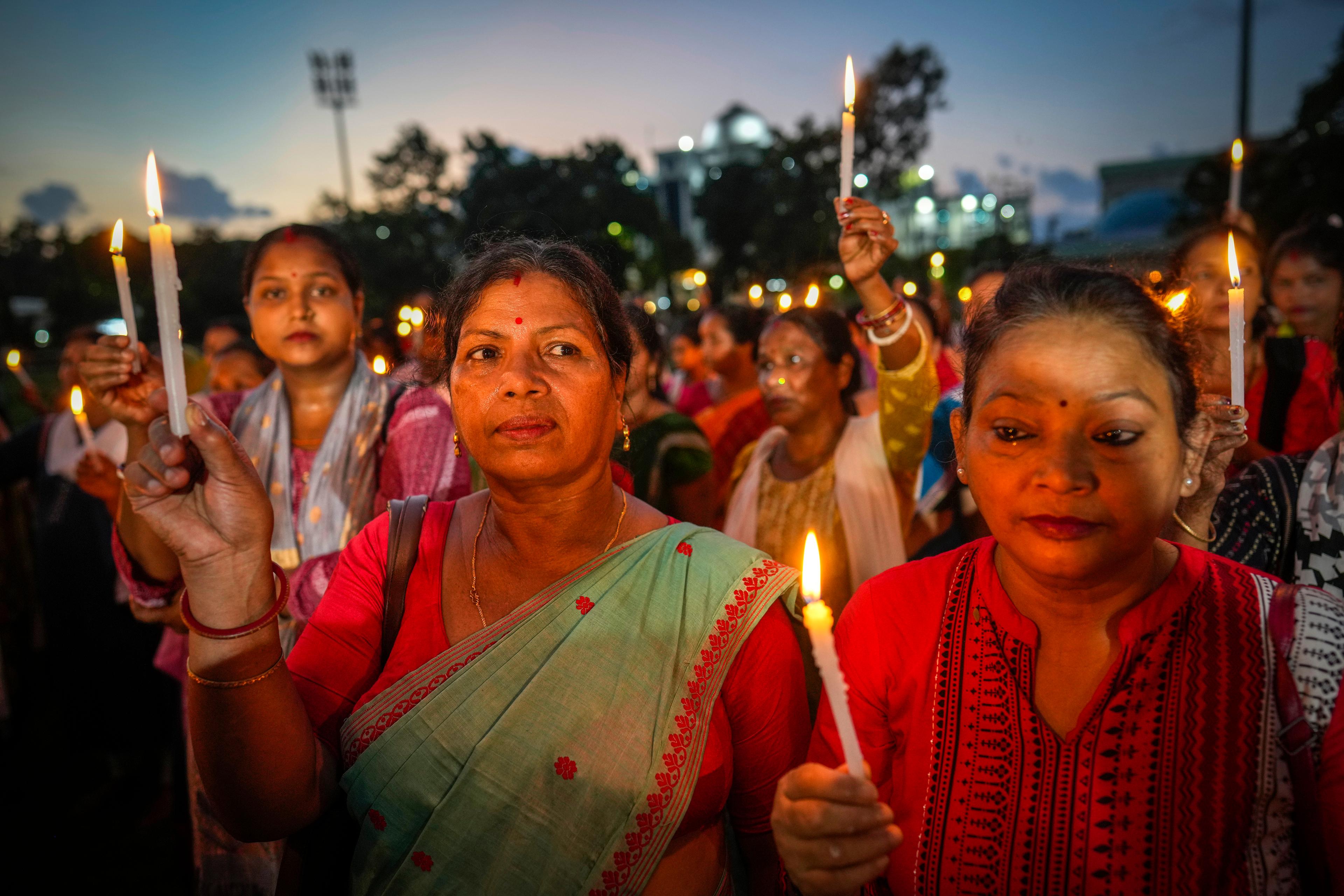 Ljusvaka i Guwahati, en av oräkneliga demonstrationer efter dådet i Calcutta. Foto: Anupam Nath/AP/TT