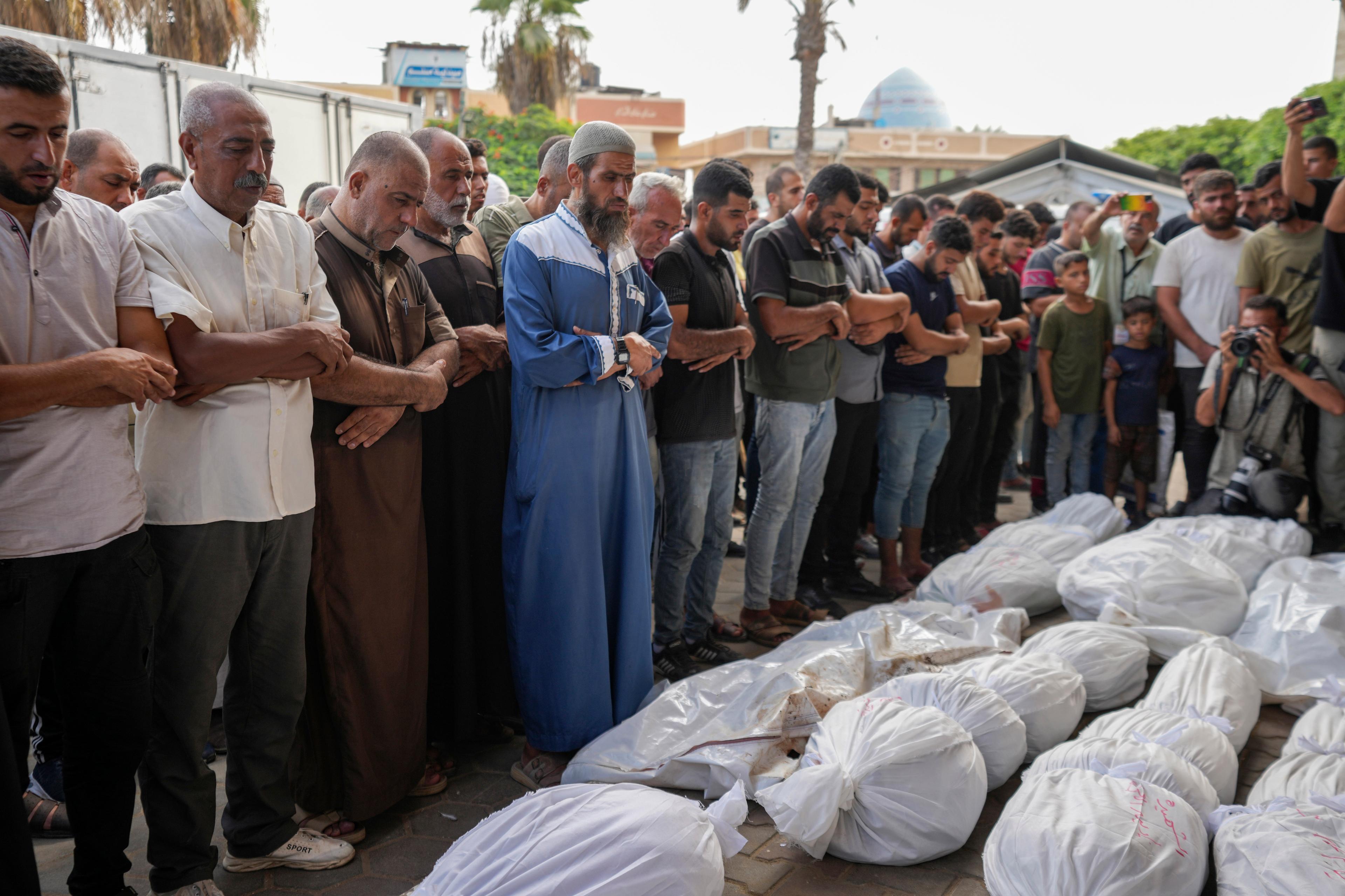 Attacken där många från samma släkt dödades riktades mot området al-Zawayda i centrala Gazaremsan. På bilden palestinier vid al-Aqsa-sjukhuset, dit offren fördes. Foto: Abdel Kareem Hana/AP/TT