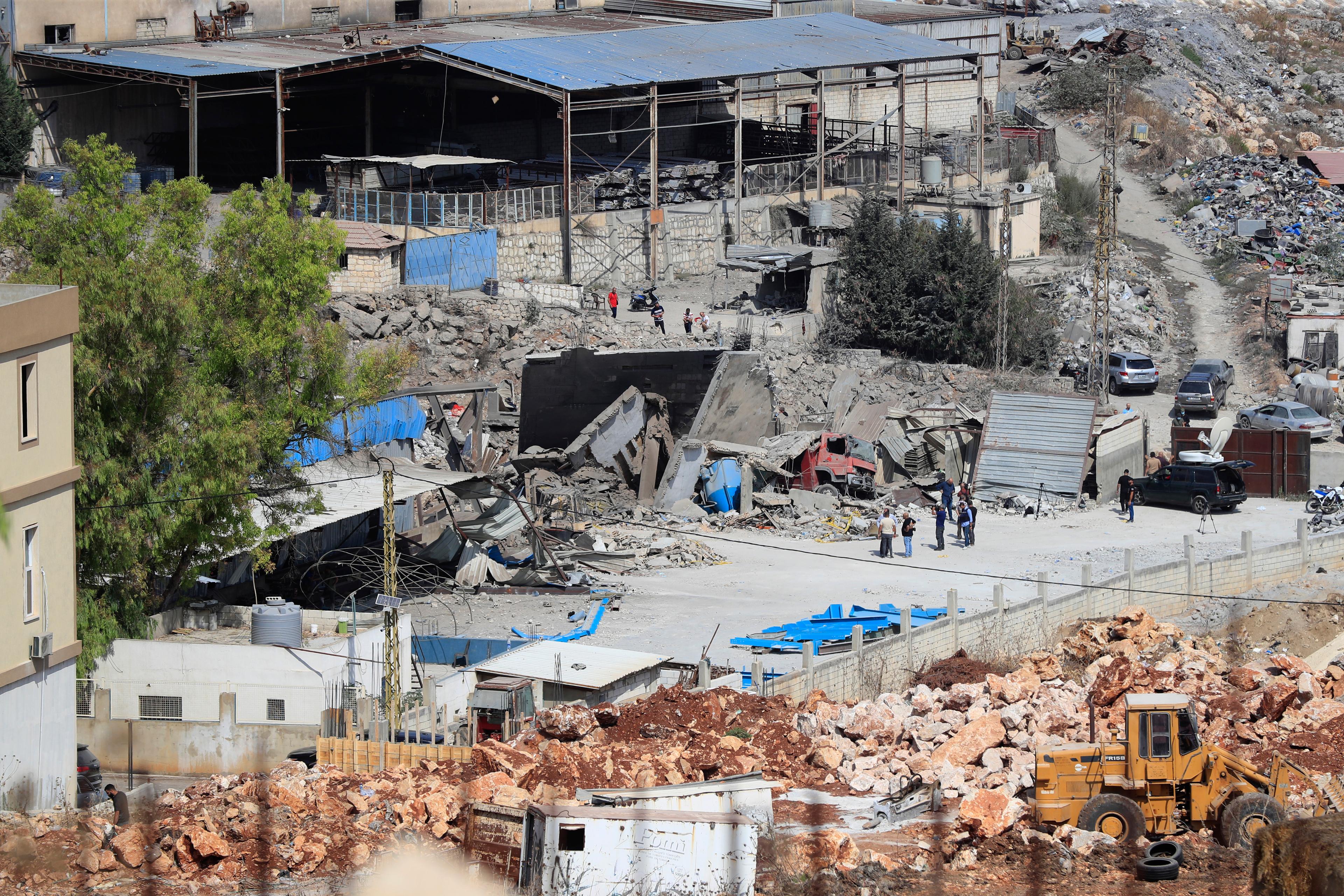 Den bombade fastigheten, i mitten på bilden, i Wadi al-Kfour i södra Libanon. Foto: Mohammad Zaatari/AP/TT