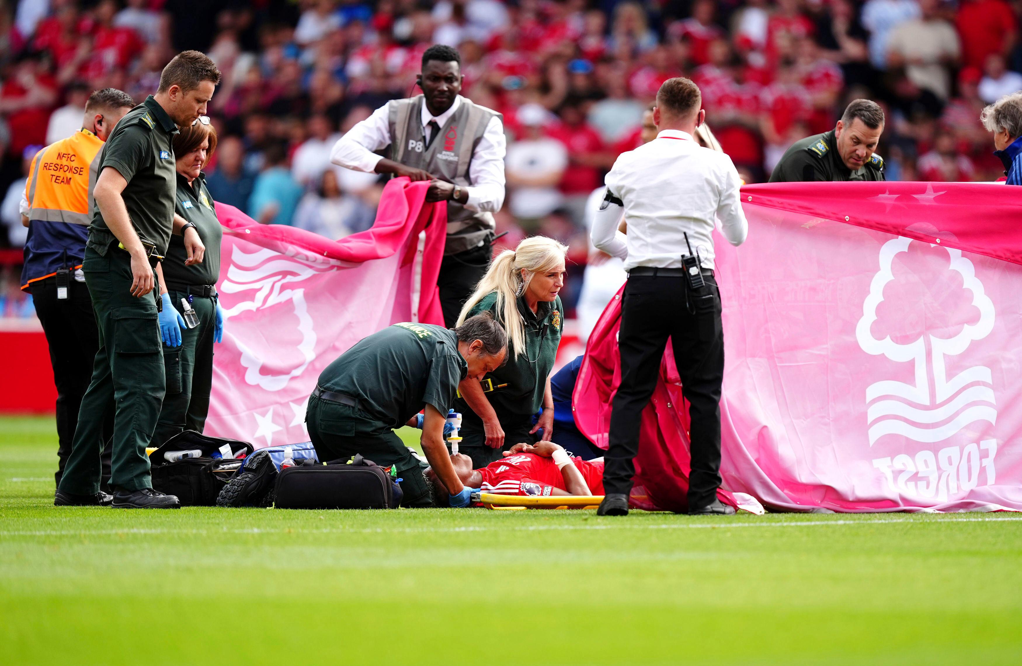 Nottinghams mittfältare Danilo får vård efter en otäck skada i Premier League-premiären hemma mot Bournemouth. Foto: Mike Egerton/AP/TT