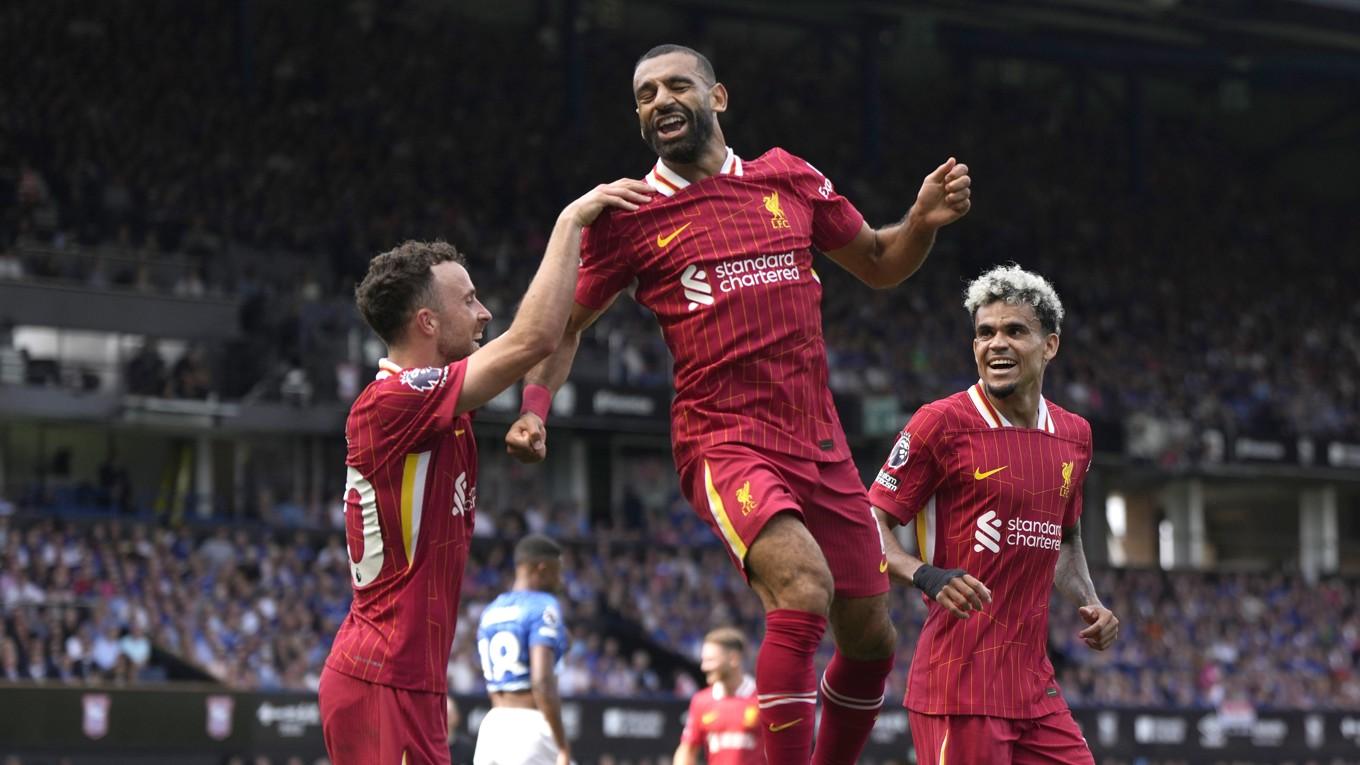 Liverpoolanfallaren Mohamed Salah hoppar av glädje efter sitt 2–0-mål borta mot Ipswich i Premier League-premiären. Foto: Alastair Grant/AP/TT