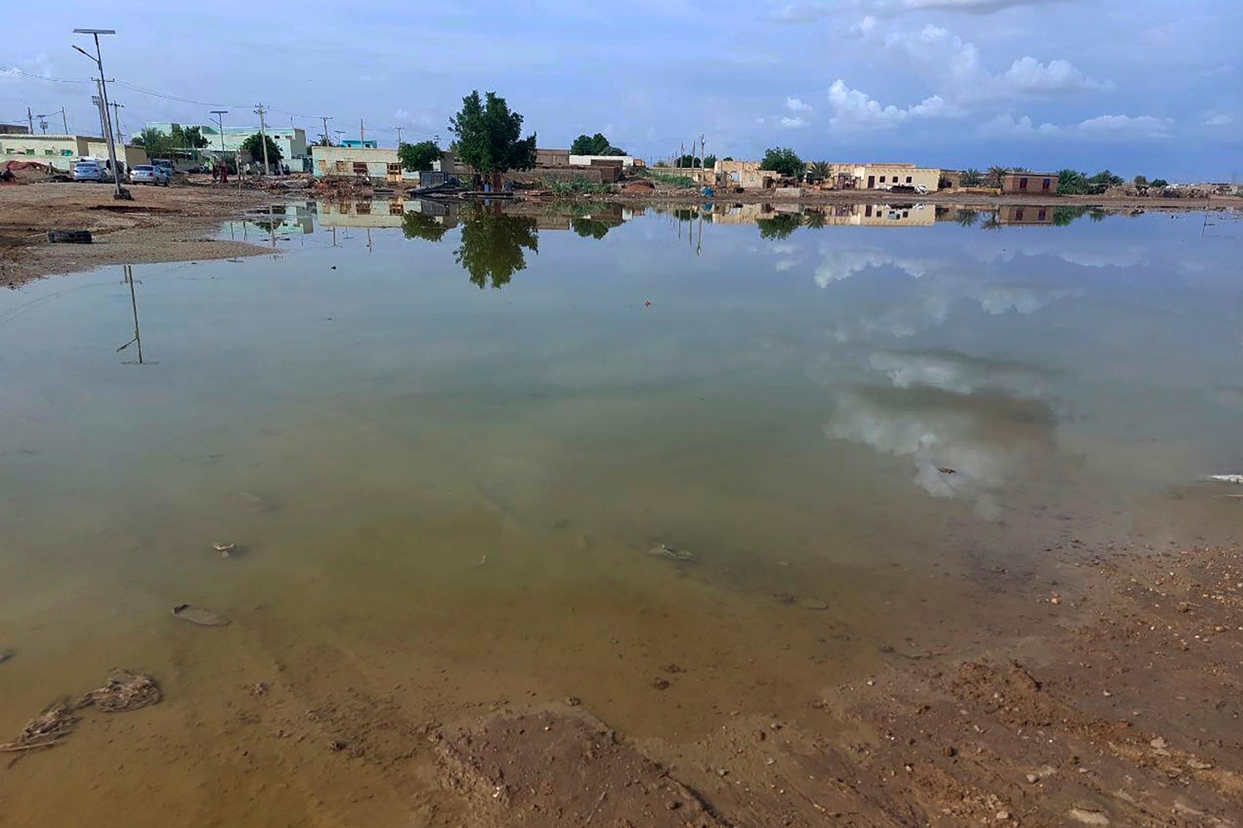 Kraftiga regn har orsakat översvämningar på flera håll i Sudan. Bilden är tagen den 7 augusti i staden Abu Hamdan i nordöstra Sudan. Foto: Samira Hassan/AP/TT