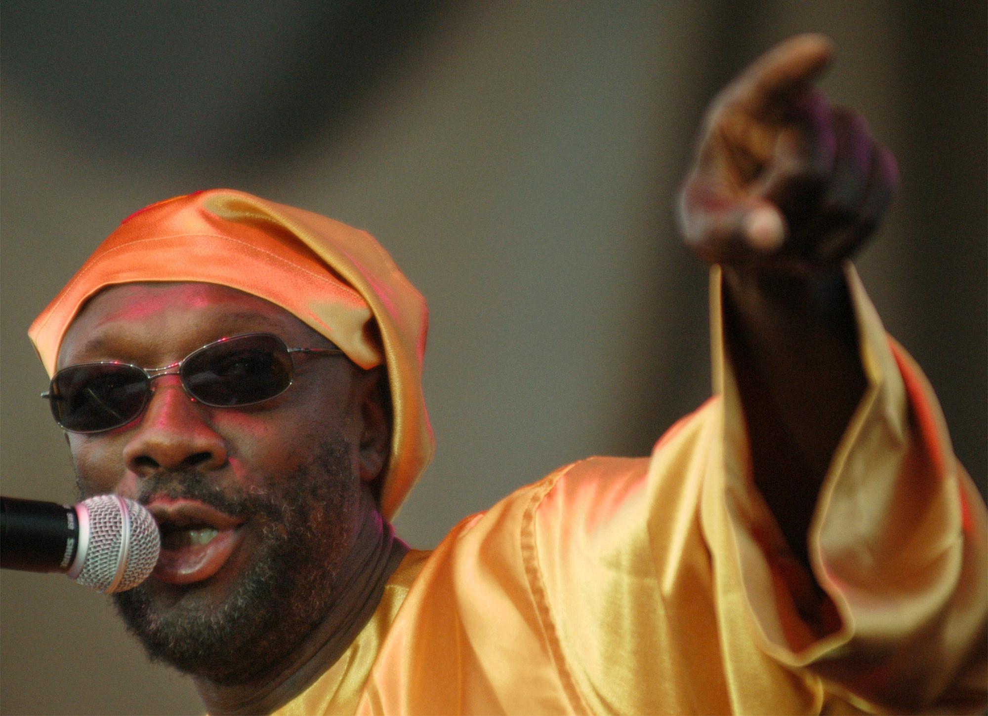 Isaac Hayes 2002. Sångaren gick bort 2008 men hans familj vill nu stoppa förre presidenten Donald Trump från att använda Hayes musik i politiska kampanjer. Arkivbild. Foto: Paul Warner/AP/TT