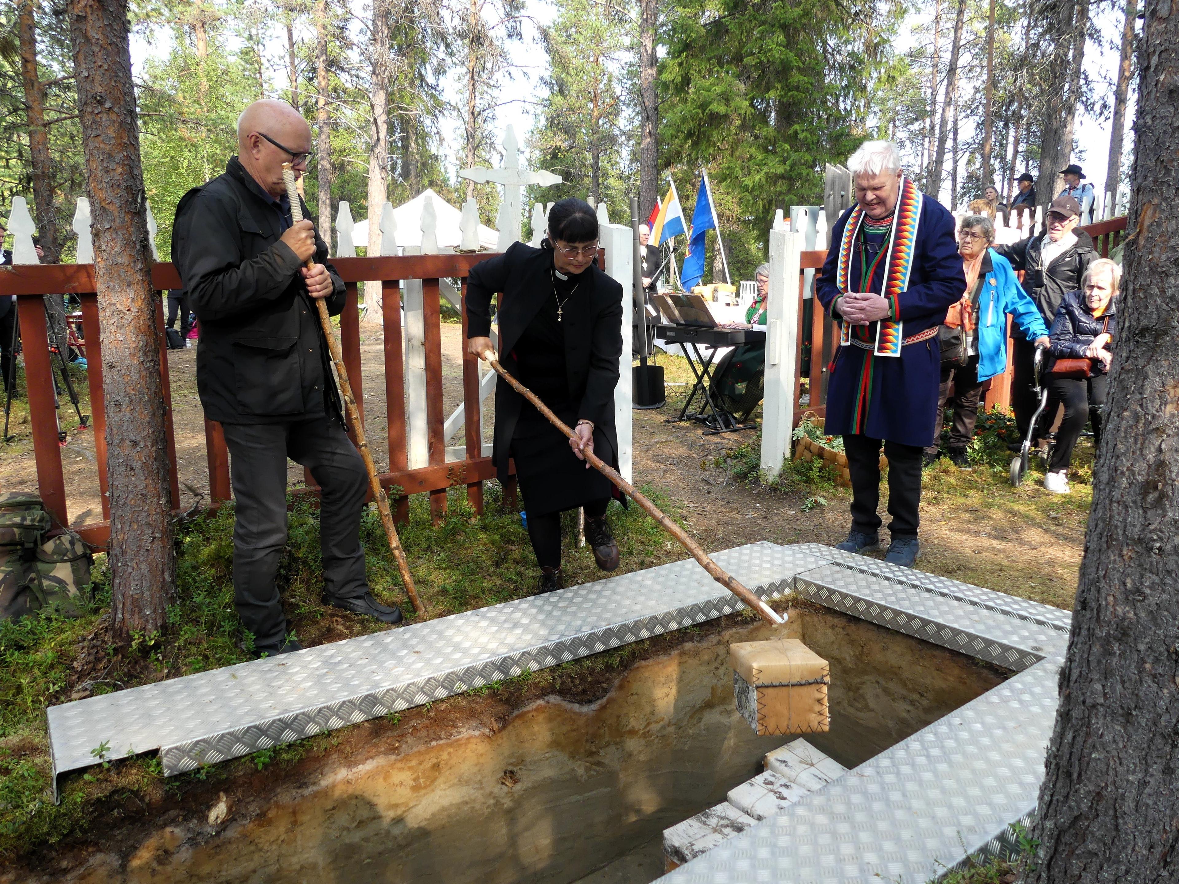 De 23 näveraskarna med kranier lades på söndagen åter ner i jorden under en ceremoni på Akamella ödekyrkogård invid den finska gränsen utmed Muoniälven i Pajala kommun. Foto: Mikael Stjernberg/Svenska kyrkan