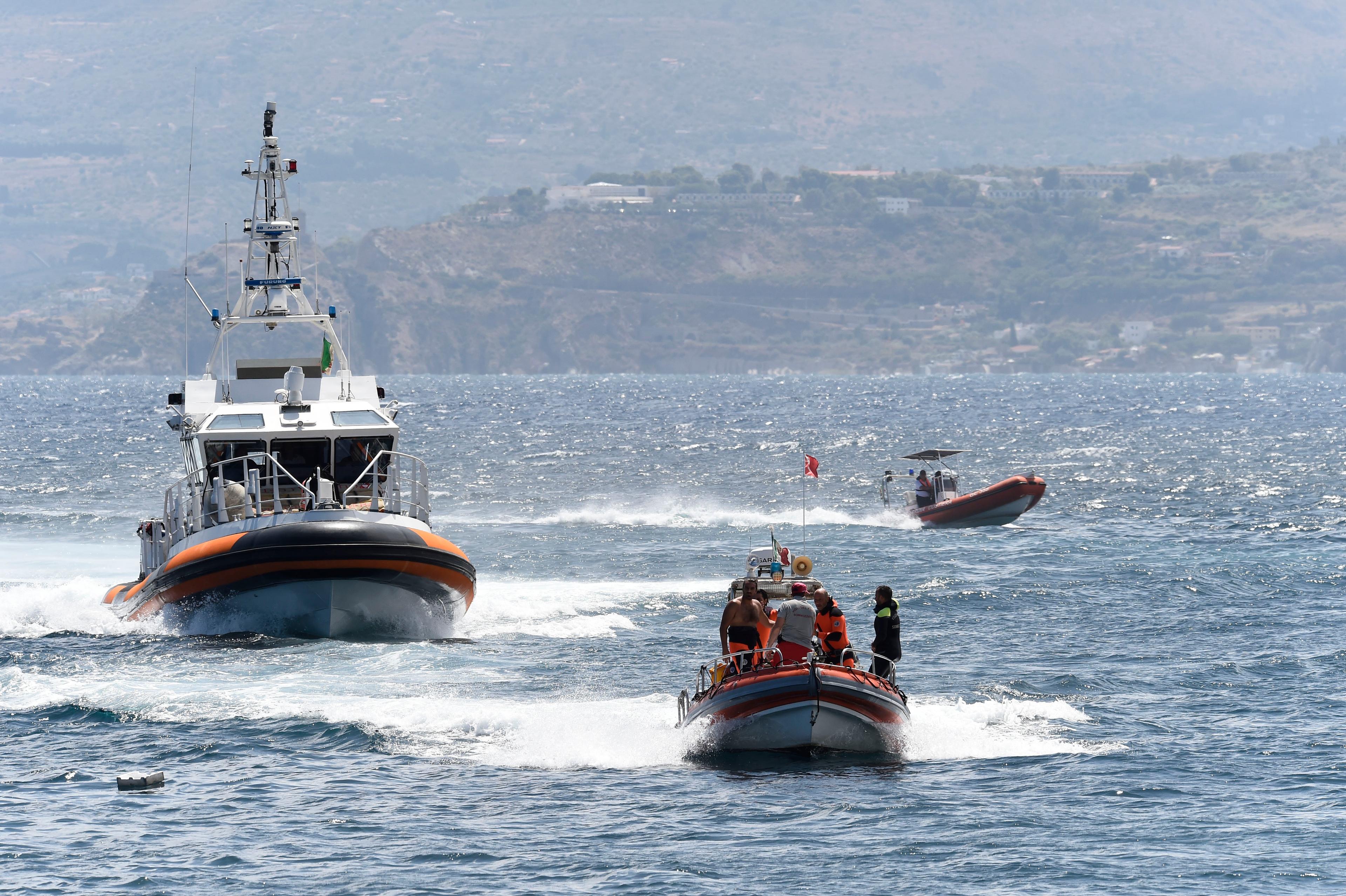 Sökinsatsen efter de personer som saknas efter att en lyxseglare kapsejsat utanför Sicilien pågick hela tisdagen. Foto: Salvatore Cavalli/AP/TT