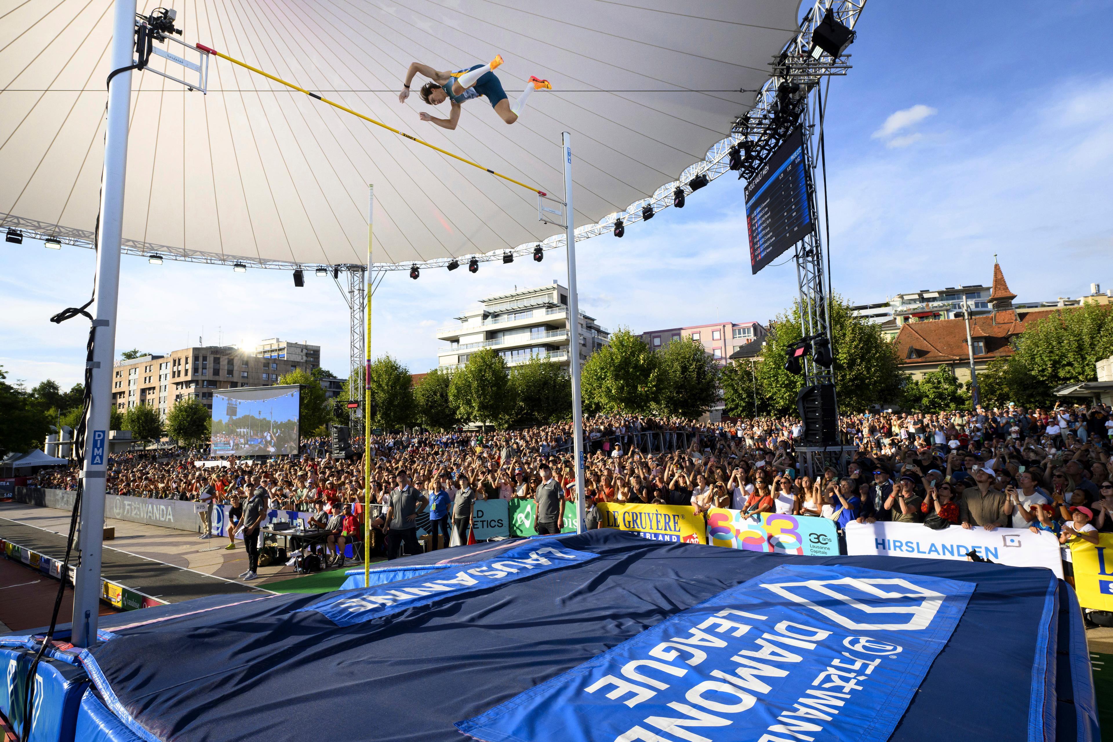 Armand Duplantis under stavhoppstävlingen inför storpublik i Lausanne. Foto: Jean-Christophe Bott/Keystone/AP/TT