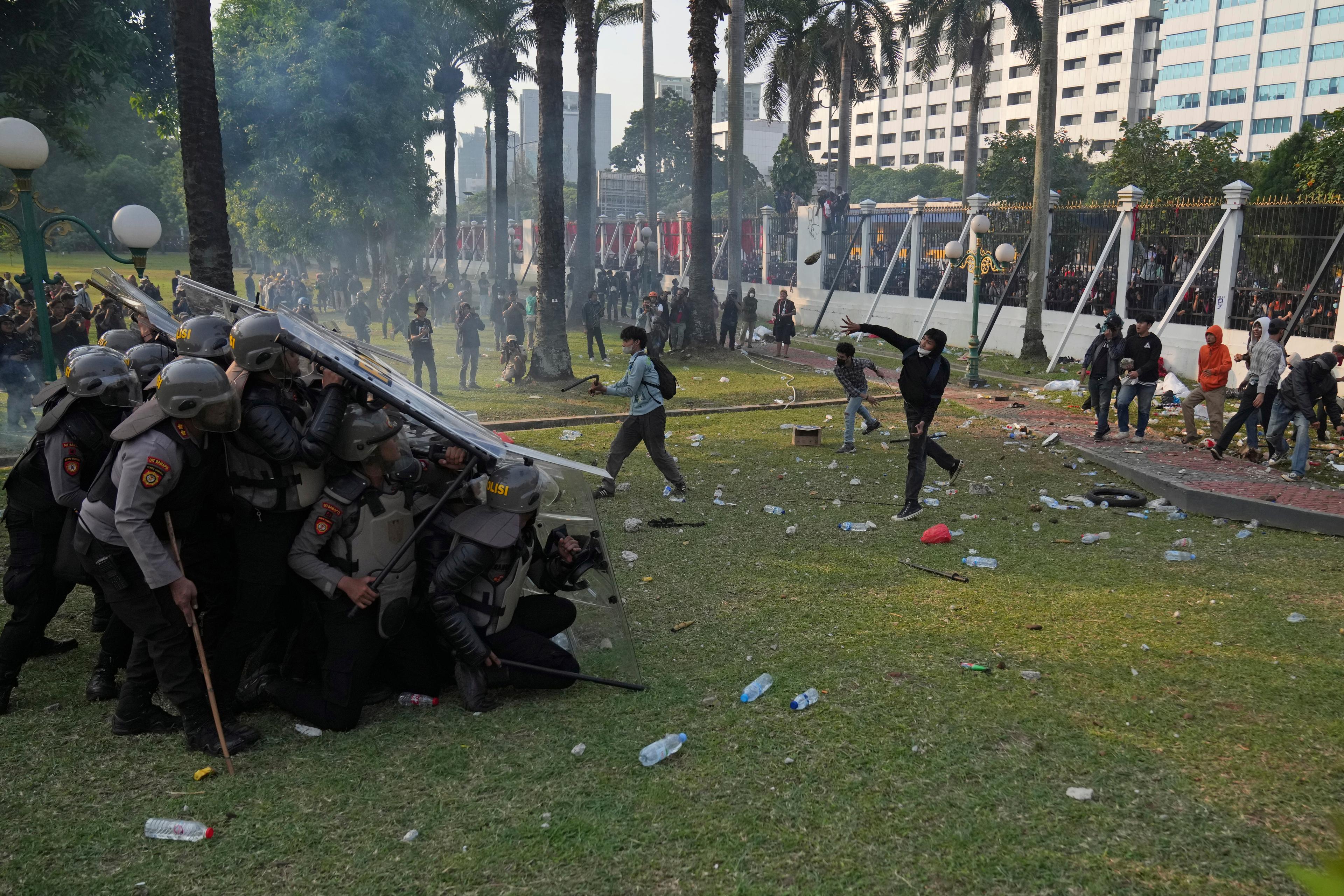 Demonstranter och polis drabbar samman i Indonesien. Foto: Dita Alangkara/AP/TT