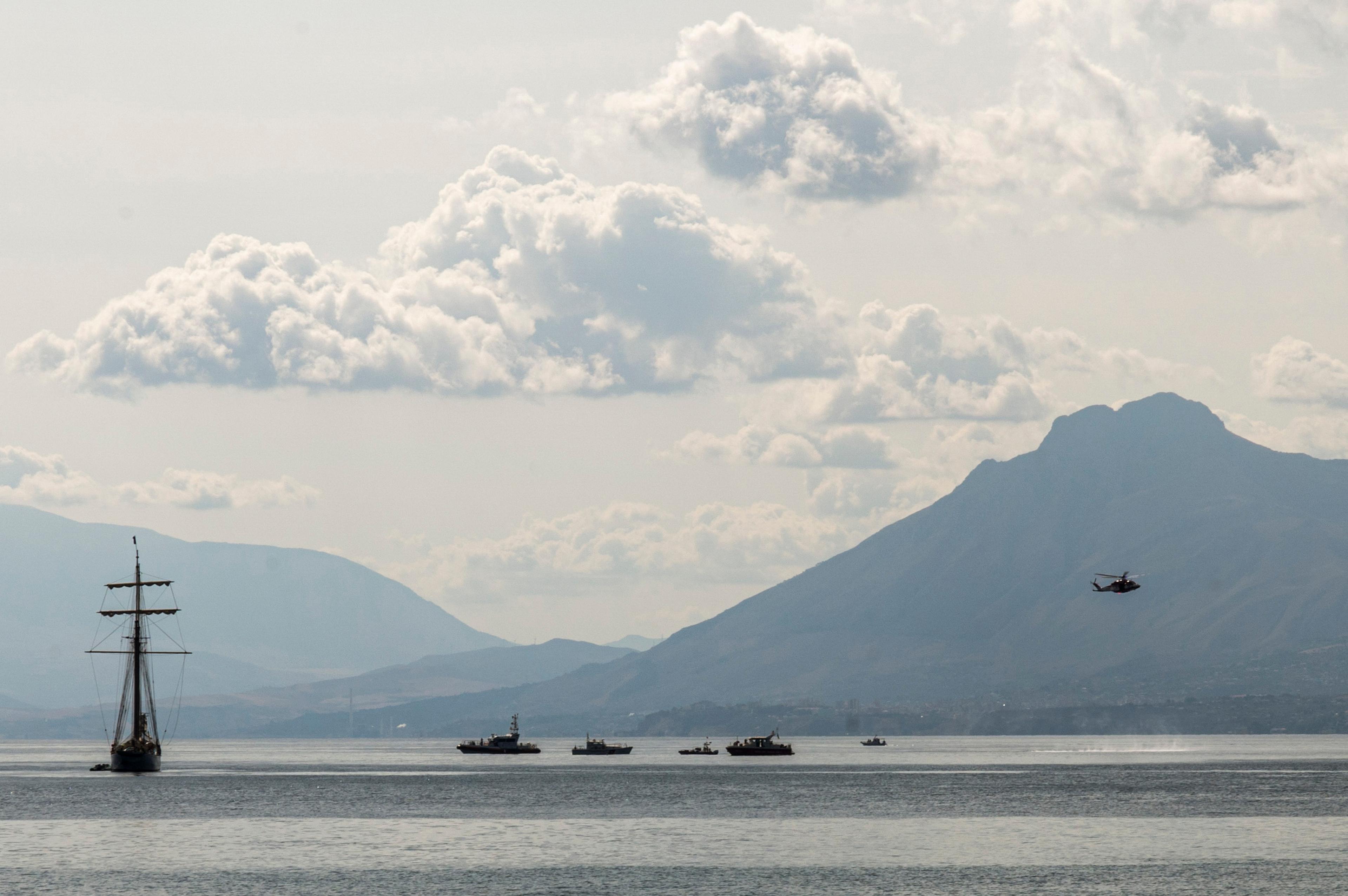 Räddningsinsats med flera båtar i havet utanför Sicilien. Bilden togs i måndags. Foto: Lucio Ganci/AP/TT