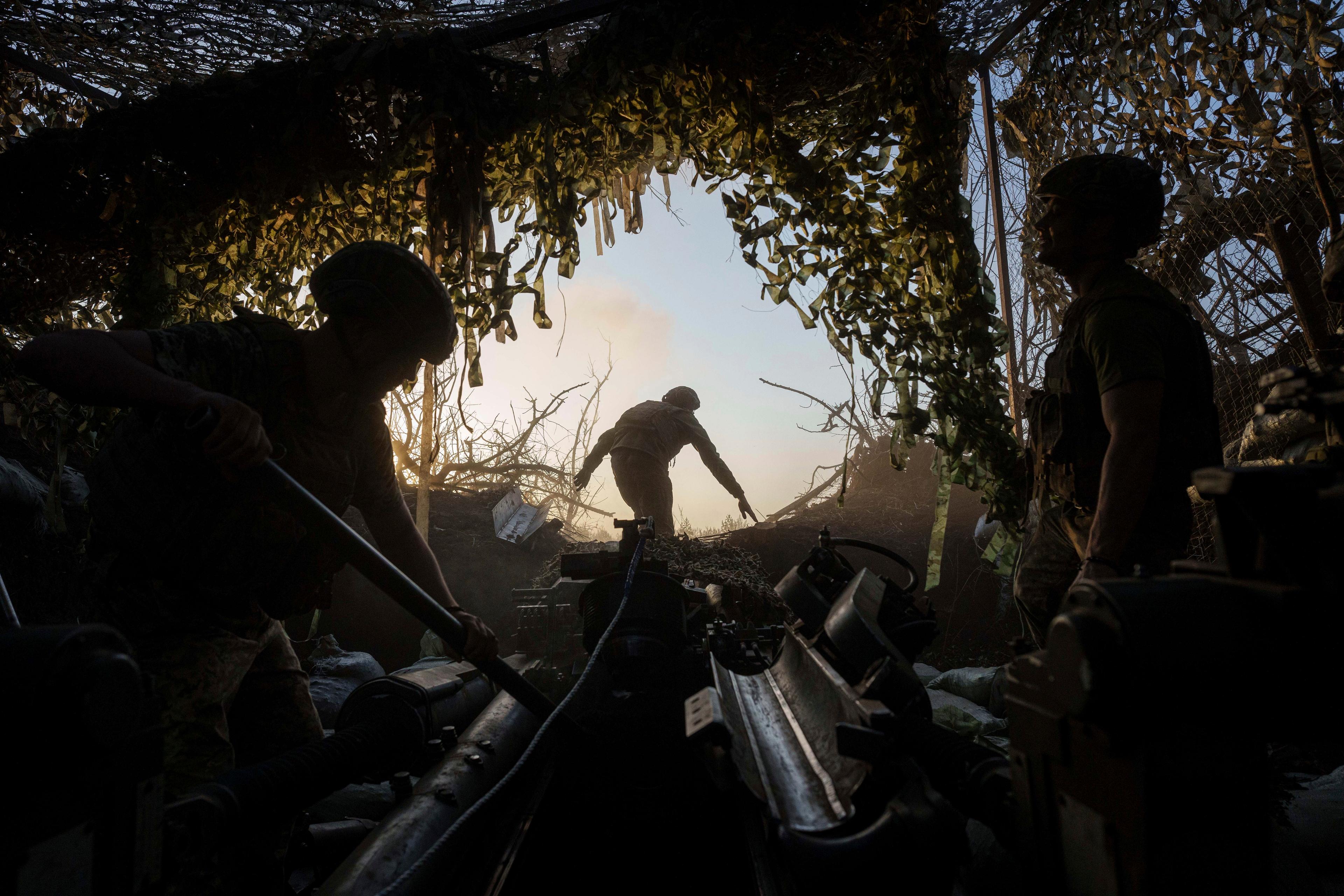 Ukrainska soldater förbereder en artilleripjäs mot ryska positioner vid fronten i Donetsk. Bild tagen på onsdagen. Foto: Evgeniy Maloletka/AP/TT