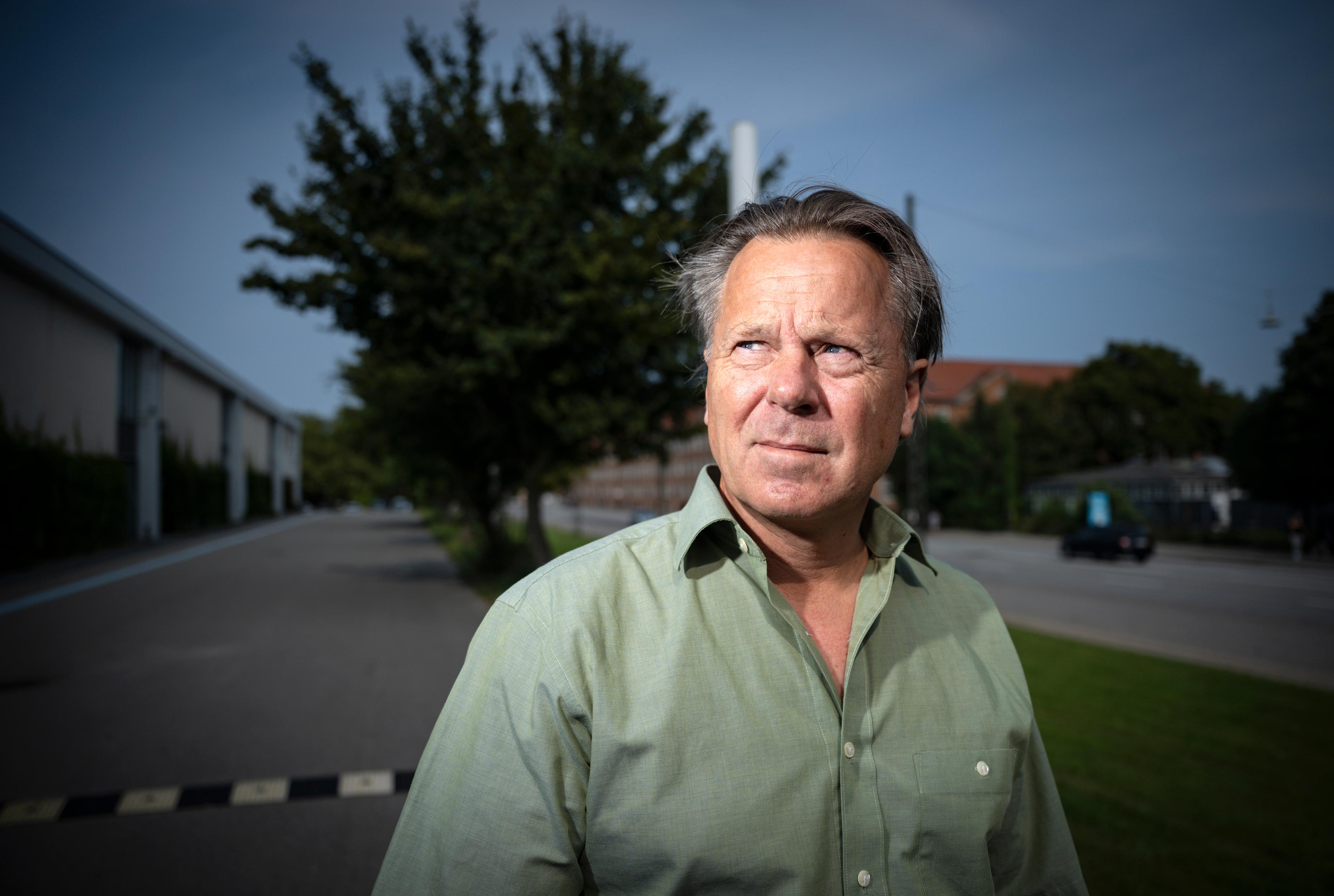 Jesper Blådal-Hansen, chef för Köpenhamns kommuns förebyggande verksamheter bland barn och ungdomar, utanför verksamhetens lokaler i nordvästra Köpenhamn. Foto: Johan Nilsson/TT