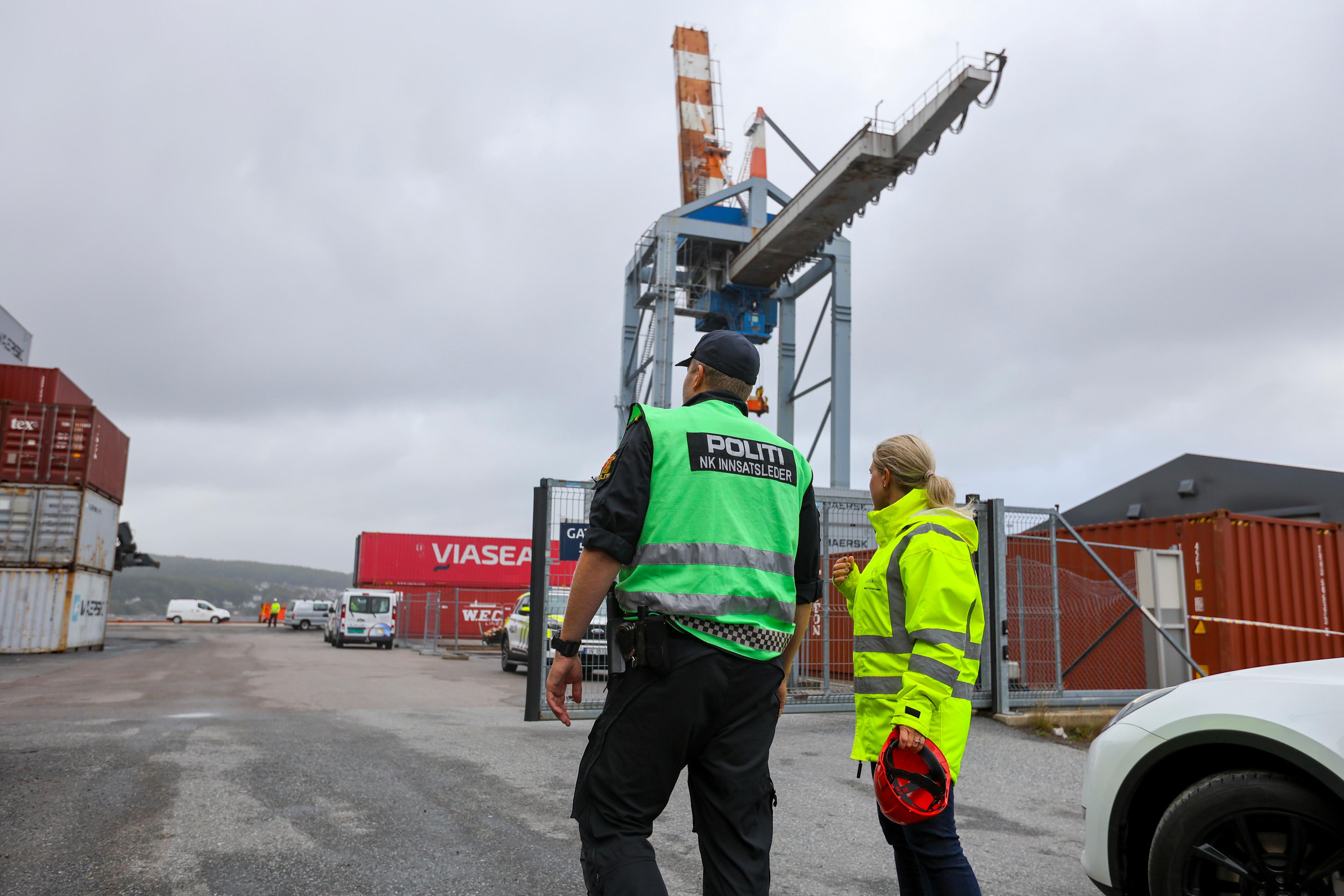 Polisen bevakar en containerkran i Larvik som stormen slet med sig. Foto: Trond Reidar Teigen/NTB/TT