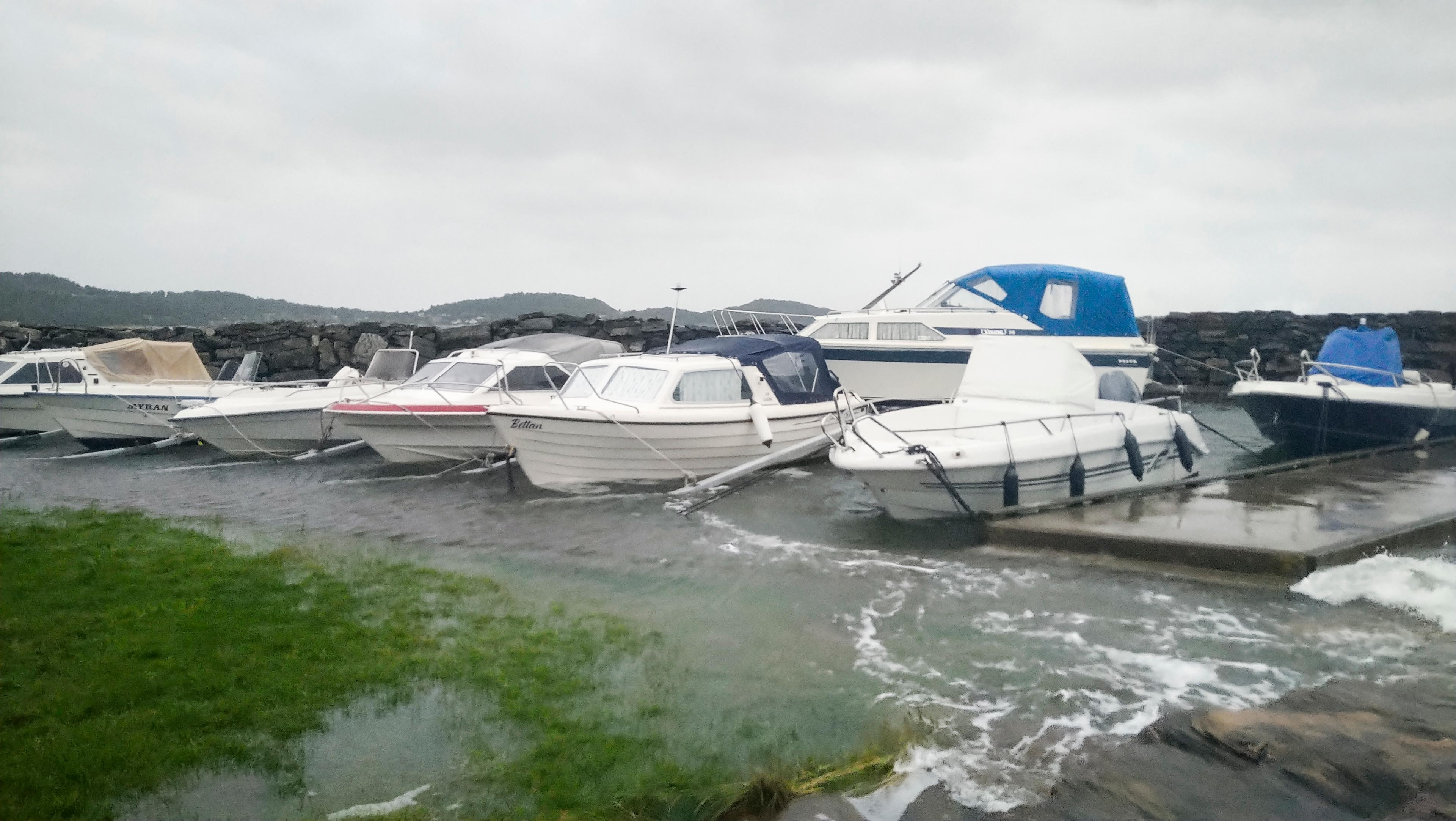 En småbåtshamn i Kungälvs kommun. SHMI har gått ut med gul varning för högt vatten från Göteborg till Strömstad. Foto: Katarina Eklund/TT