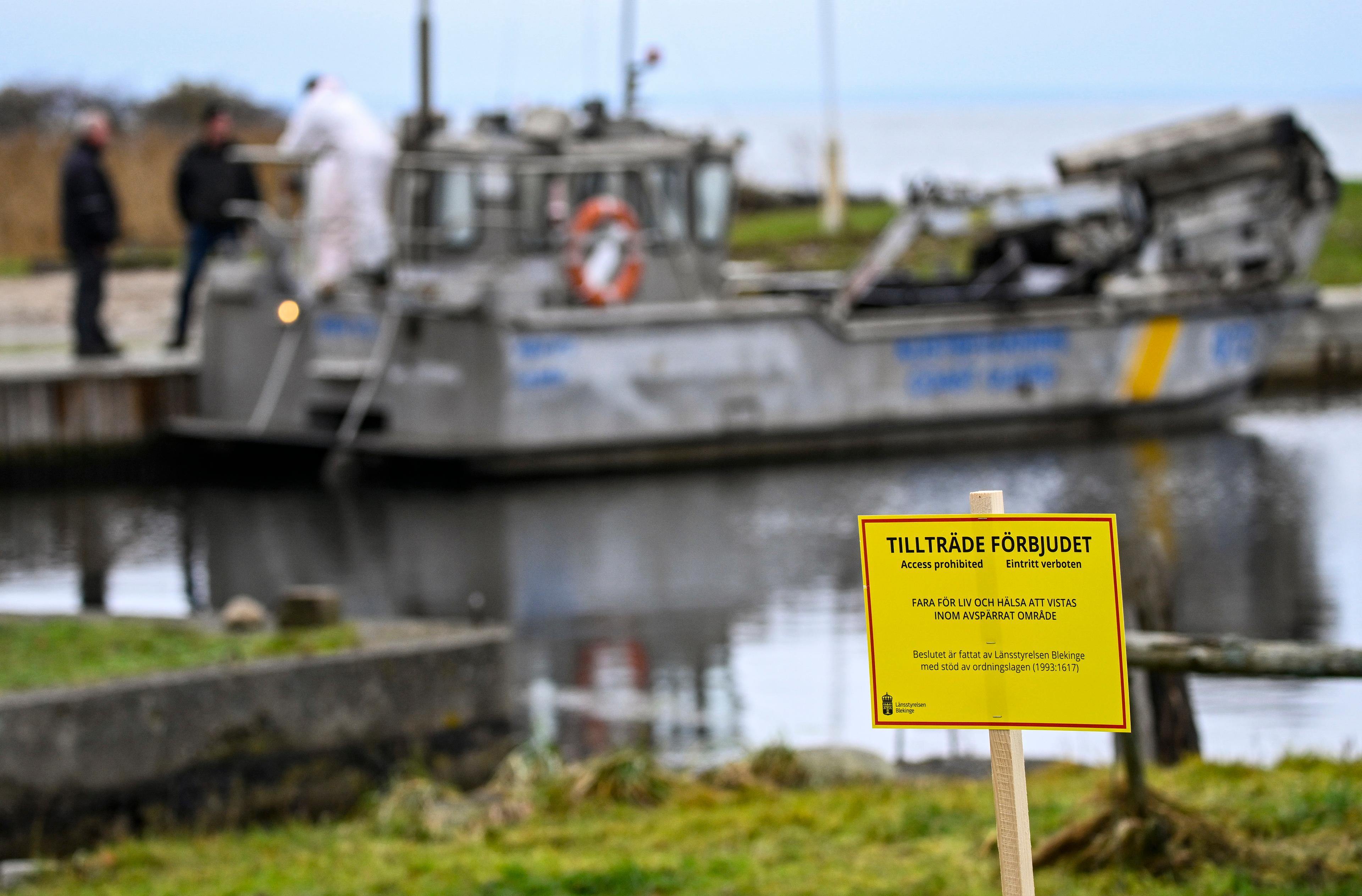 Kustbevakningen på plats i hamnen i Djupekås för att sanera oljan som läckt från färjan Marco Polo i oktober 2023. Foto: Johan Nilsson/TT