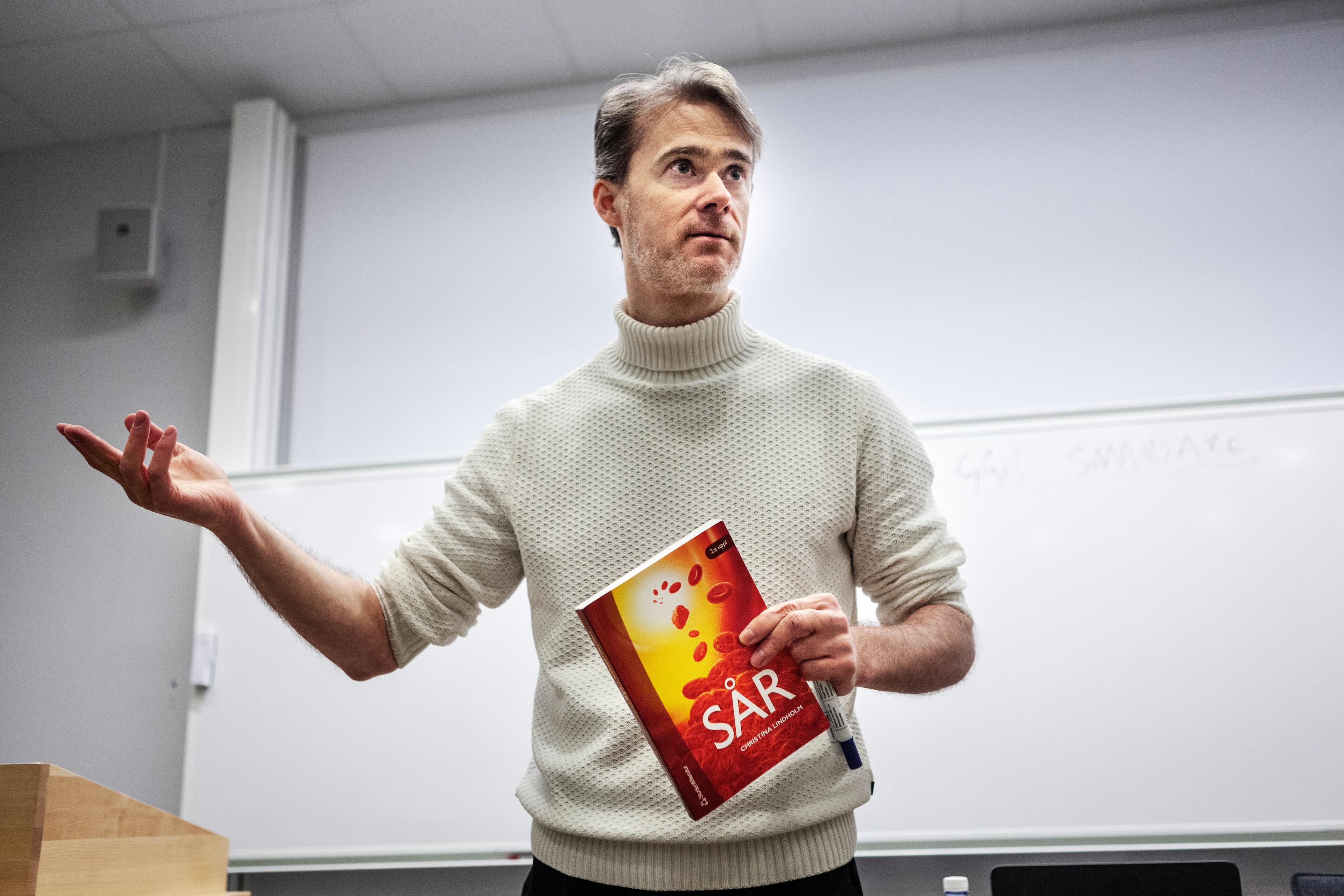 Björn Liljeqvist, som skrivit boken "Plugga smart och lär dig mer", föreläser om studieteknik för studenter på Karolinska institutet. Arkivbild. Foto: Simon Rehnström/SvD/TT