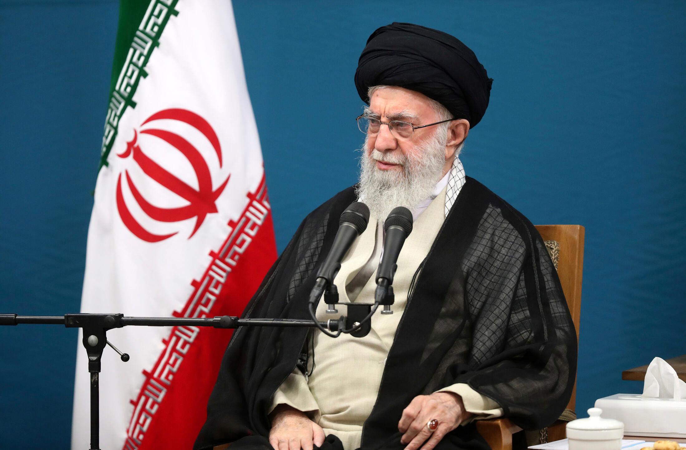 Ayatolla Ali Khamenei under tisdagens möte med den nya regeringen i Teheran. Foto: Irans högste ledares kansli via AP/TT