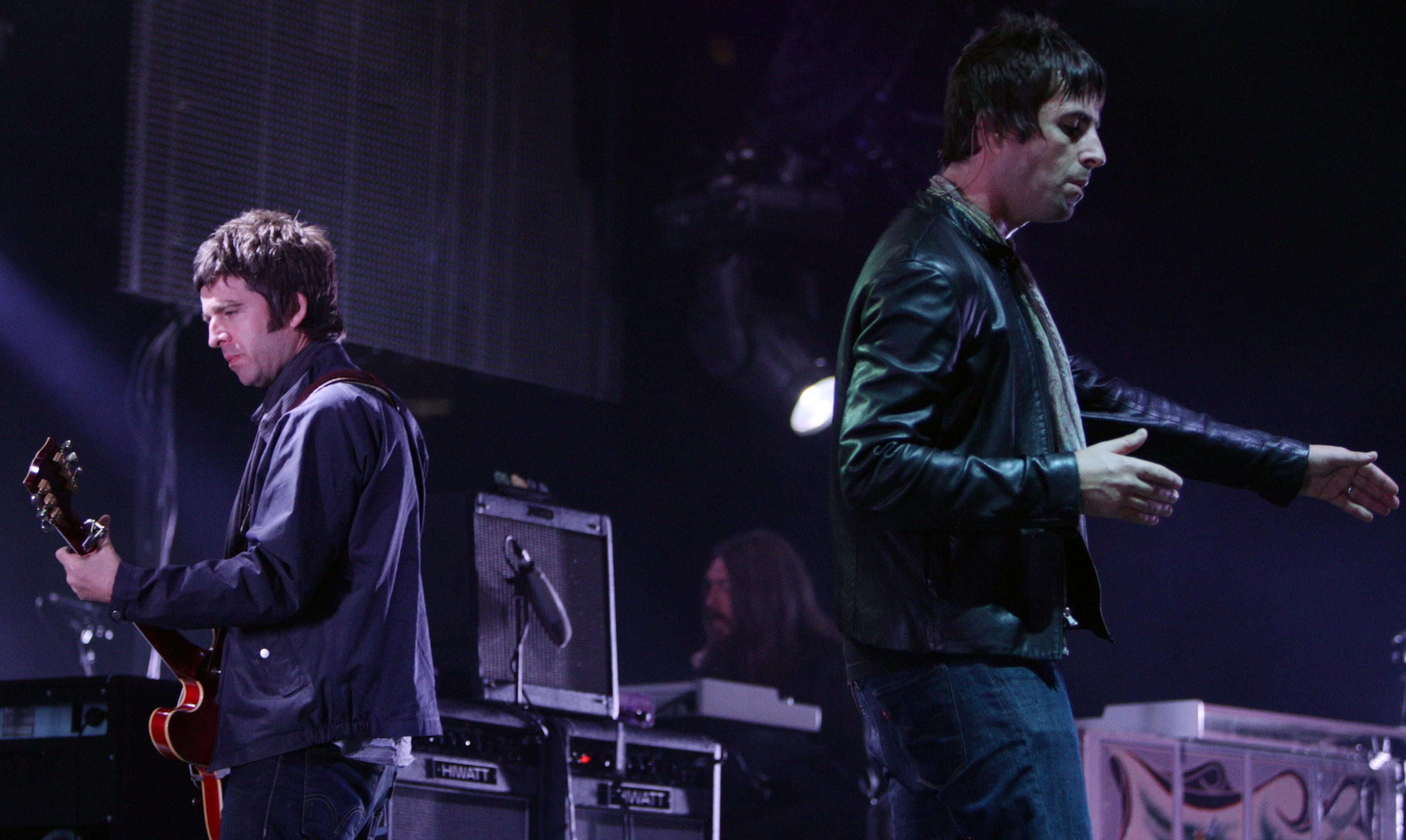 Noel och Liam Gallagher under en spelning i Kanada 2008, året innan de splittrades. Arkivbild. Foto: Darryl Dyck/AP/TT