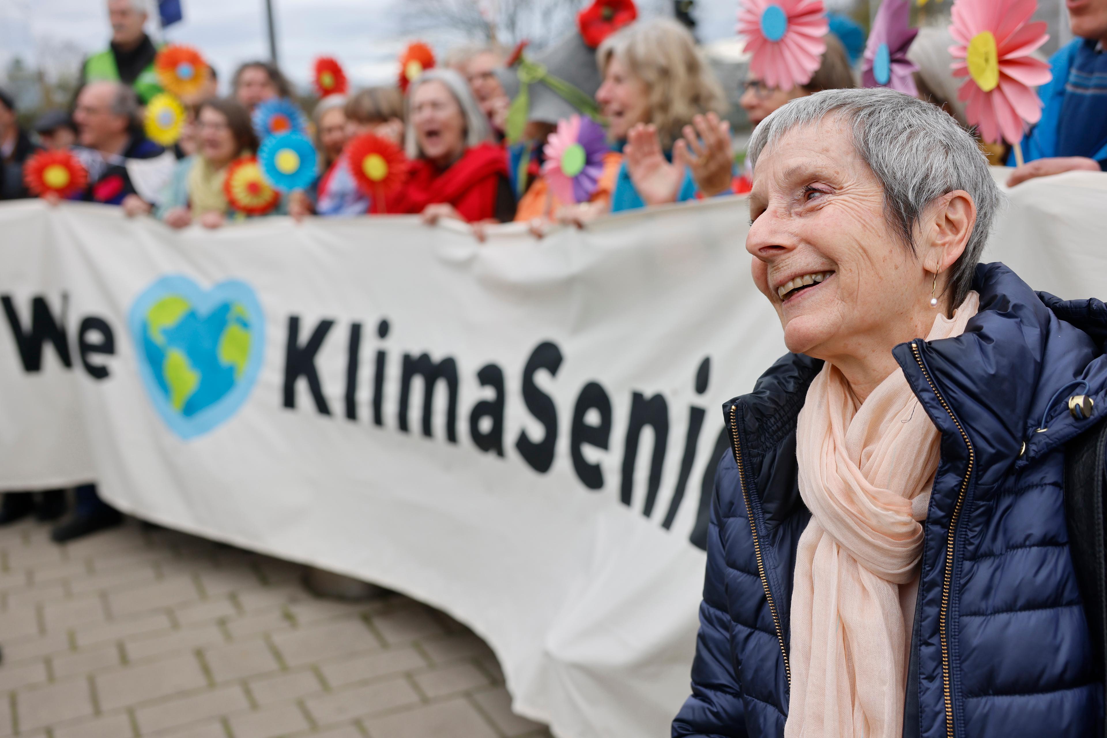 Anne Mahrer från Klimaseniorinnen, demonstrerar tillsammans med schweiziska pensionärer utanför Europeiska domstolen för de mänskliga rättigheterna i Strasbourg, Frankrike. Arkivbild. Foto: Jean-Francois Badias/AP/TT