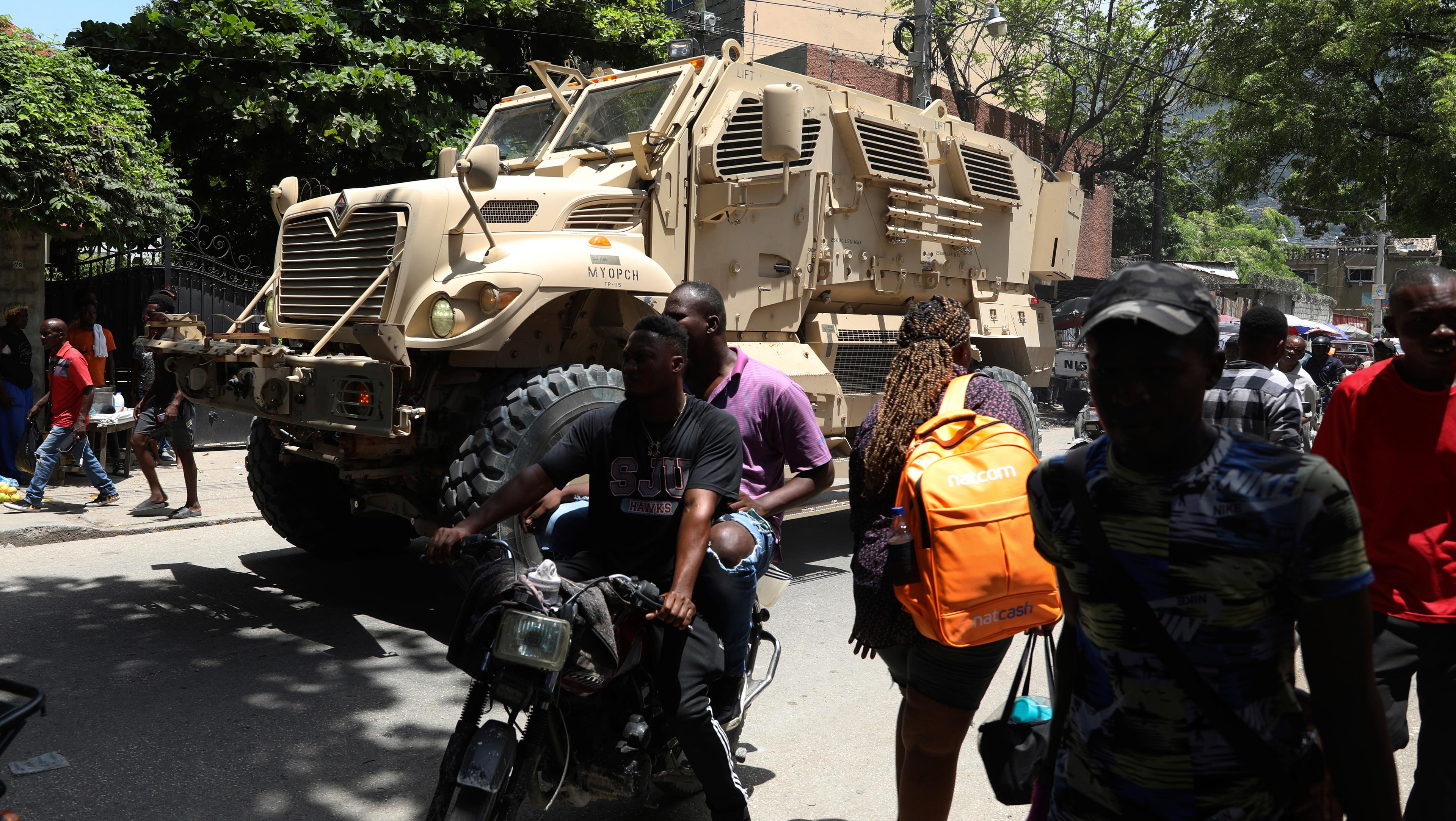 Kenyansk polis, med FN-stöd, försöker återskapa ordning i Port-au-Prince i Haiti. Arkivbild. Foto: Odelyn Joseph/AP/TT