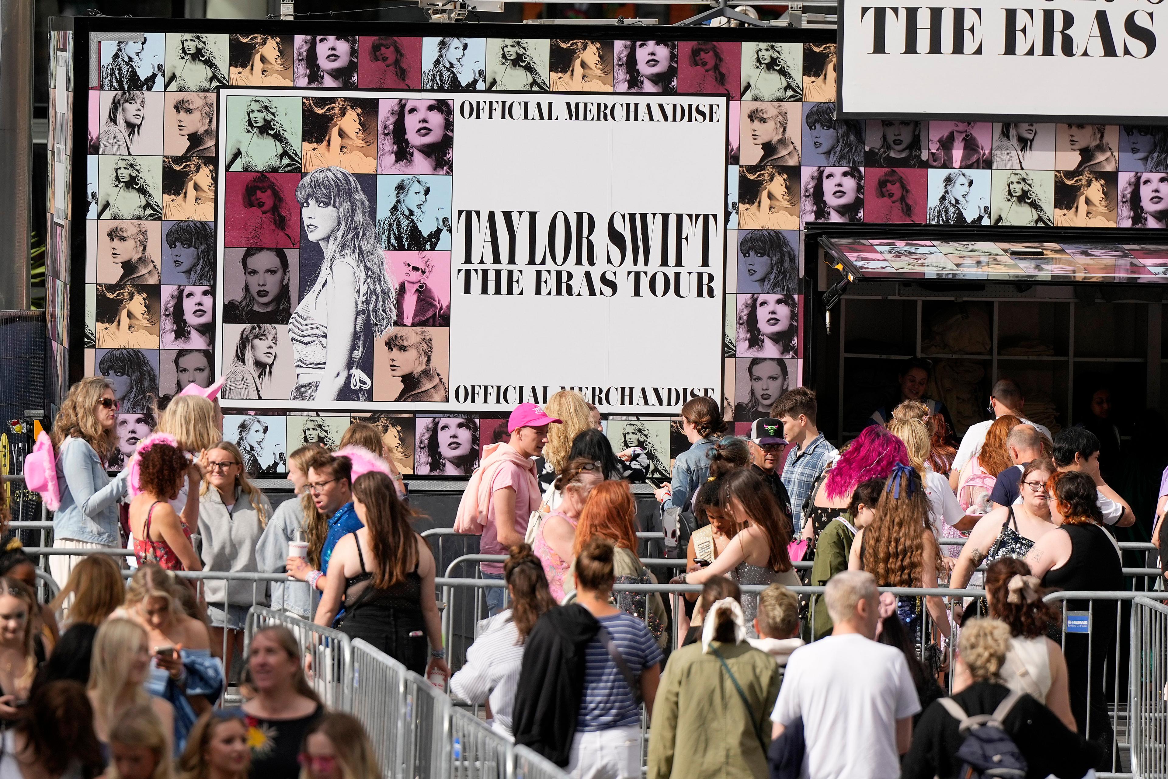 "Swifties" samlades utanför Wembley Stadium i London för konserten den 15 augusti. Foto: Alastair Grant/AP/TT