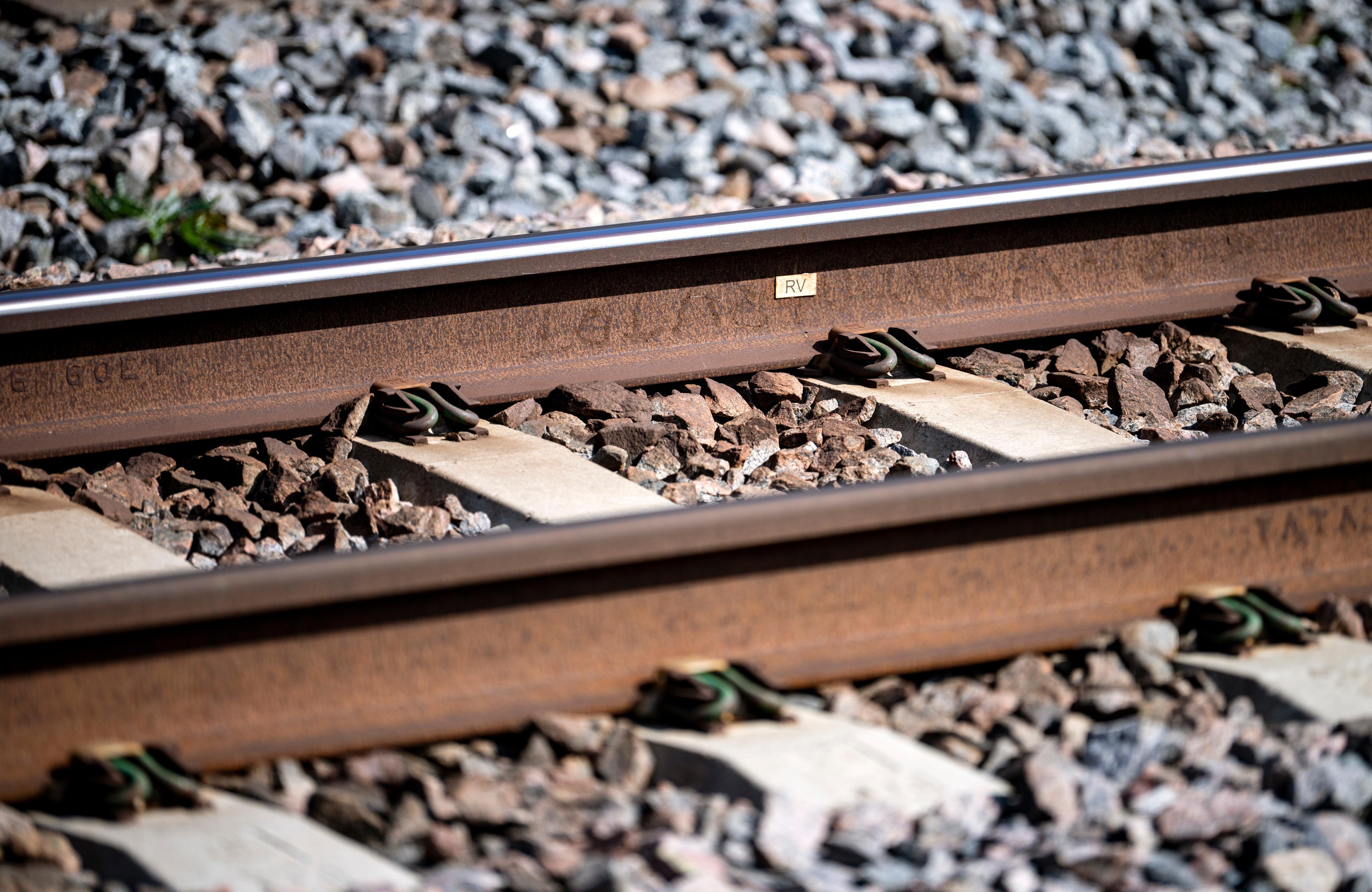 Det är stopp i tågtrafiken efter att en lastbil kört igenom järnvägsbommar och rivit ner kraftledningar i Fellingsbro. Arkivbild. Foto: Johan Nilsson/TT