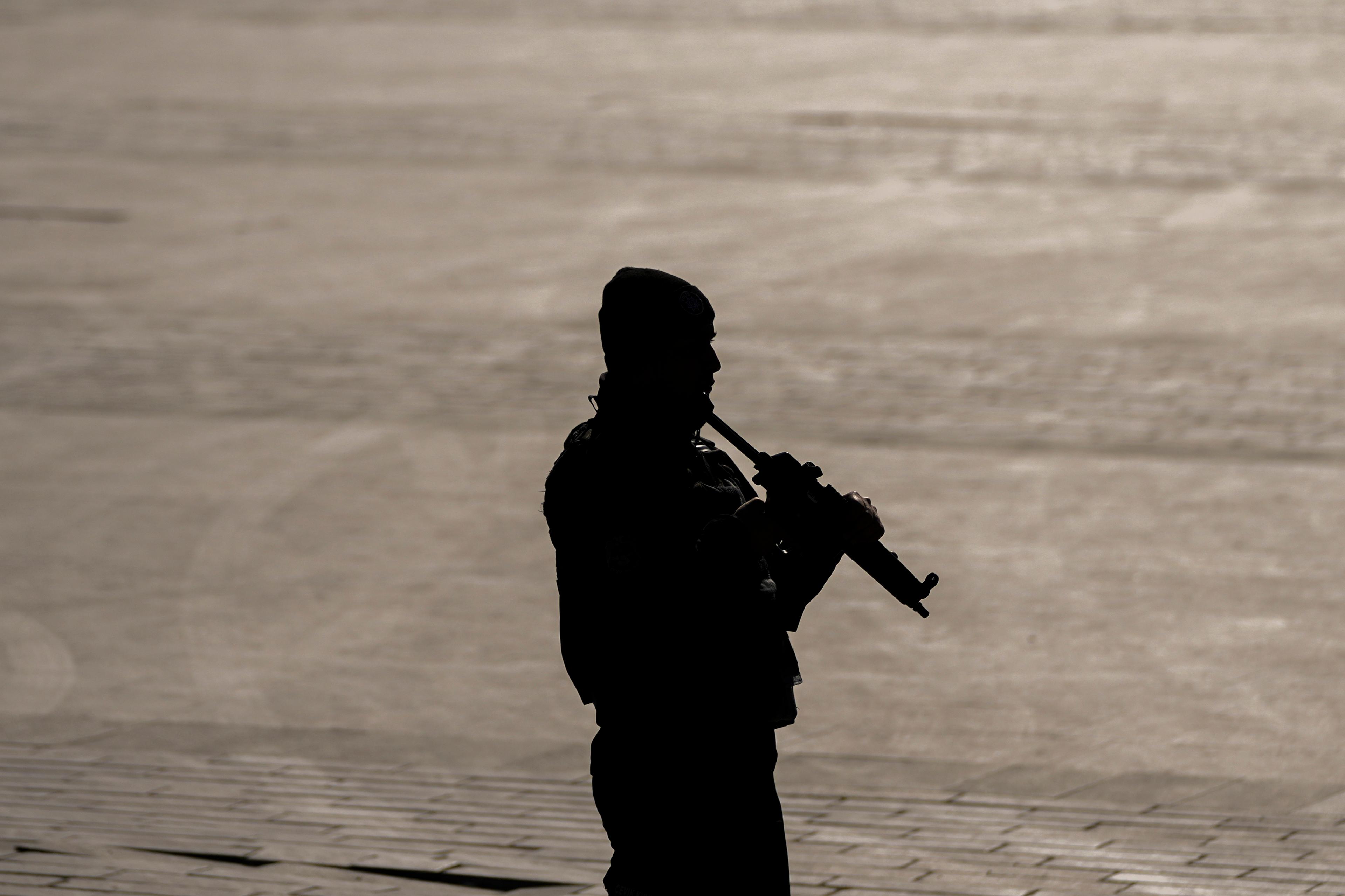 En polis i Istanbul vid ett tidigare tillfälle. Arkivbild. Foto: Francisco Seco/AP/TT