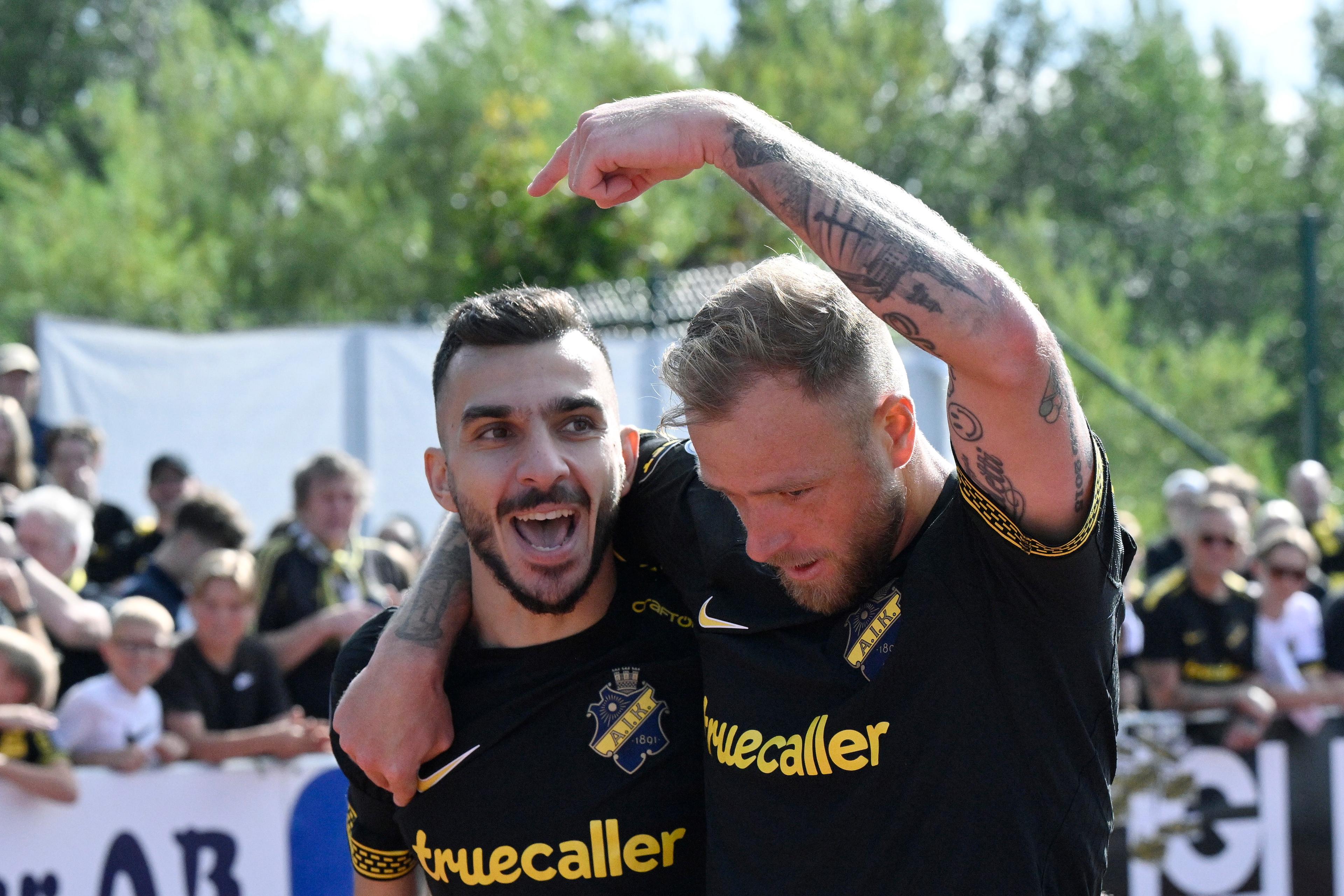 Ioannis Pittas och John Guidetti väggspelade sig fram till AIK:s 1–0-mål. Foto: Mikael Fritzon/TT