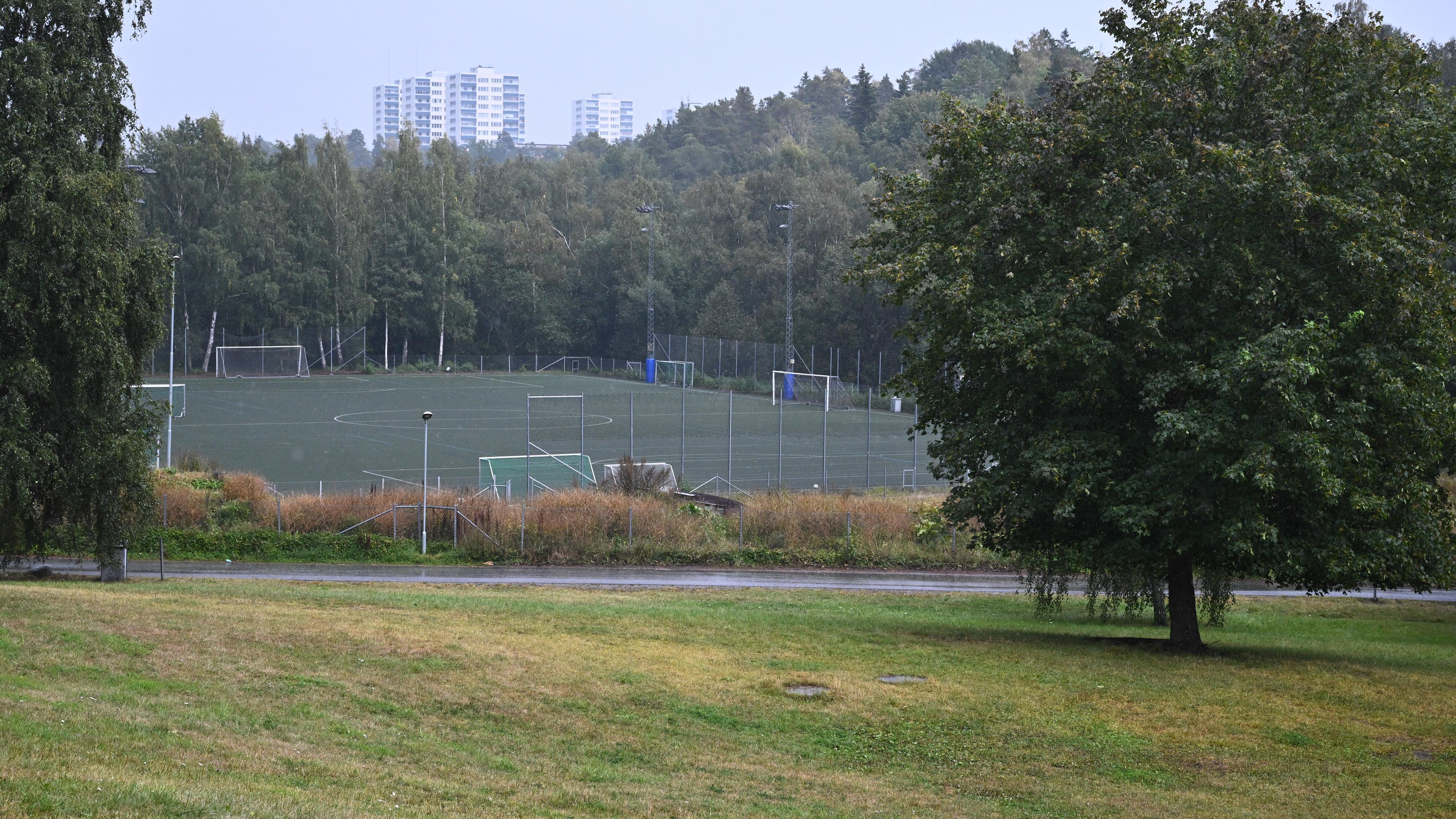 Flera personer träffades av blixten vid en fotbollsplan på Lidingö utanför Stockholm på torsdagskvällen. Foto: Claudio Bresciani/TT