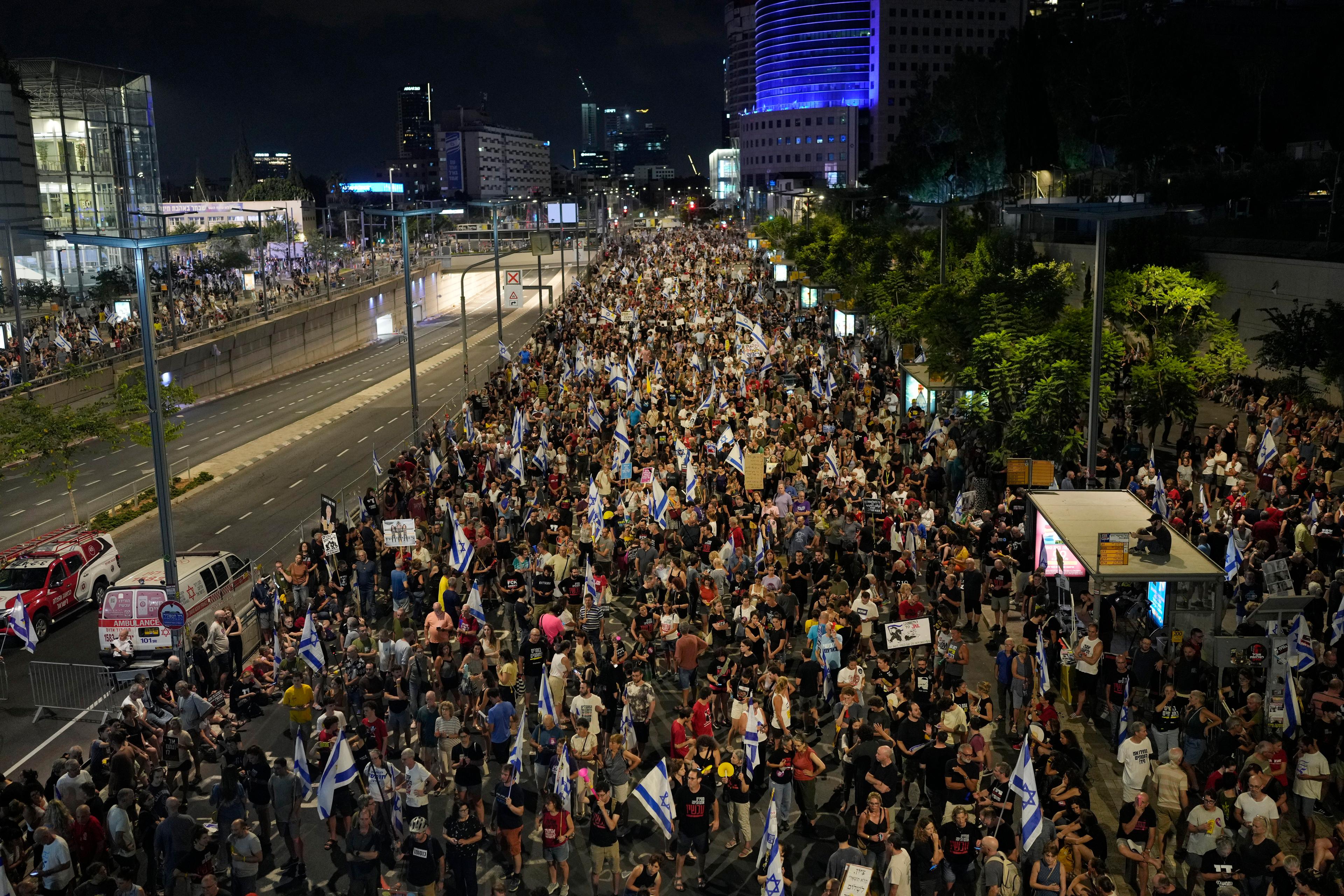 Demonstration mot Israels premiärminister Benjamin Netanyahu med anledning av gisslanhanteringen, på lördagskvällen i Tel Aviv. Foto: Ohad Zwigenberg