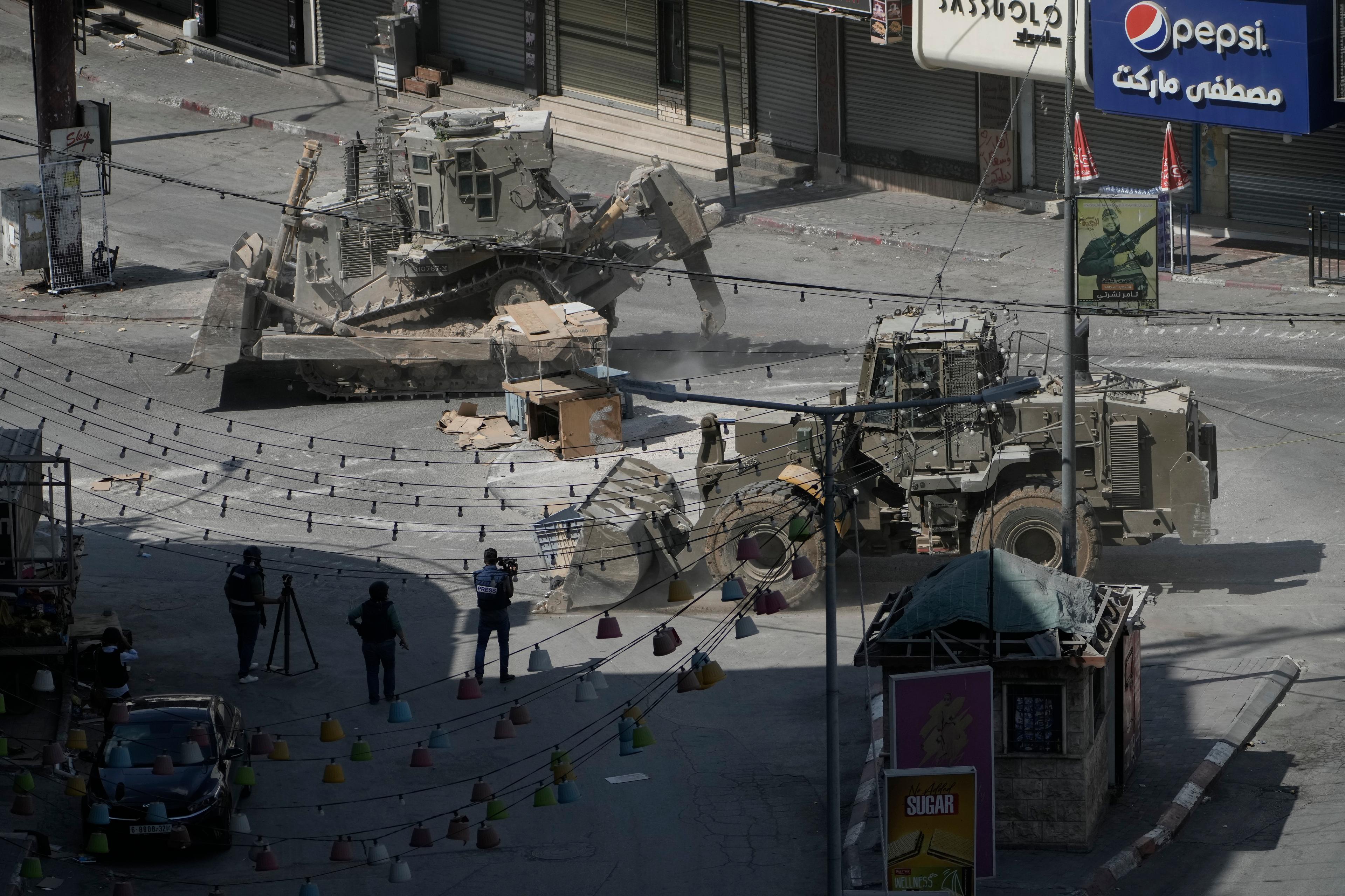 Israeliska bulldozrar på en gata i staden Jenin under lördagen. Foto: Majdi Mohammed/AP/TT