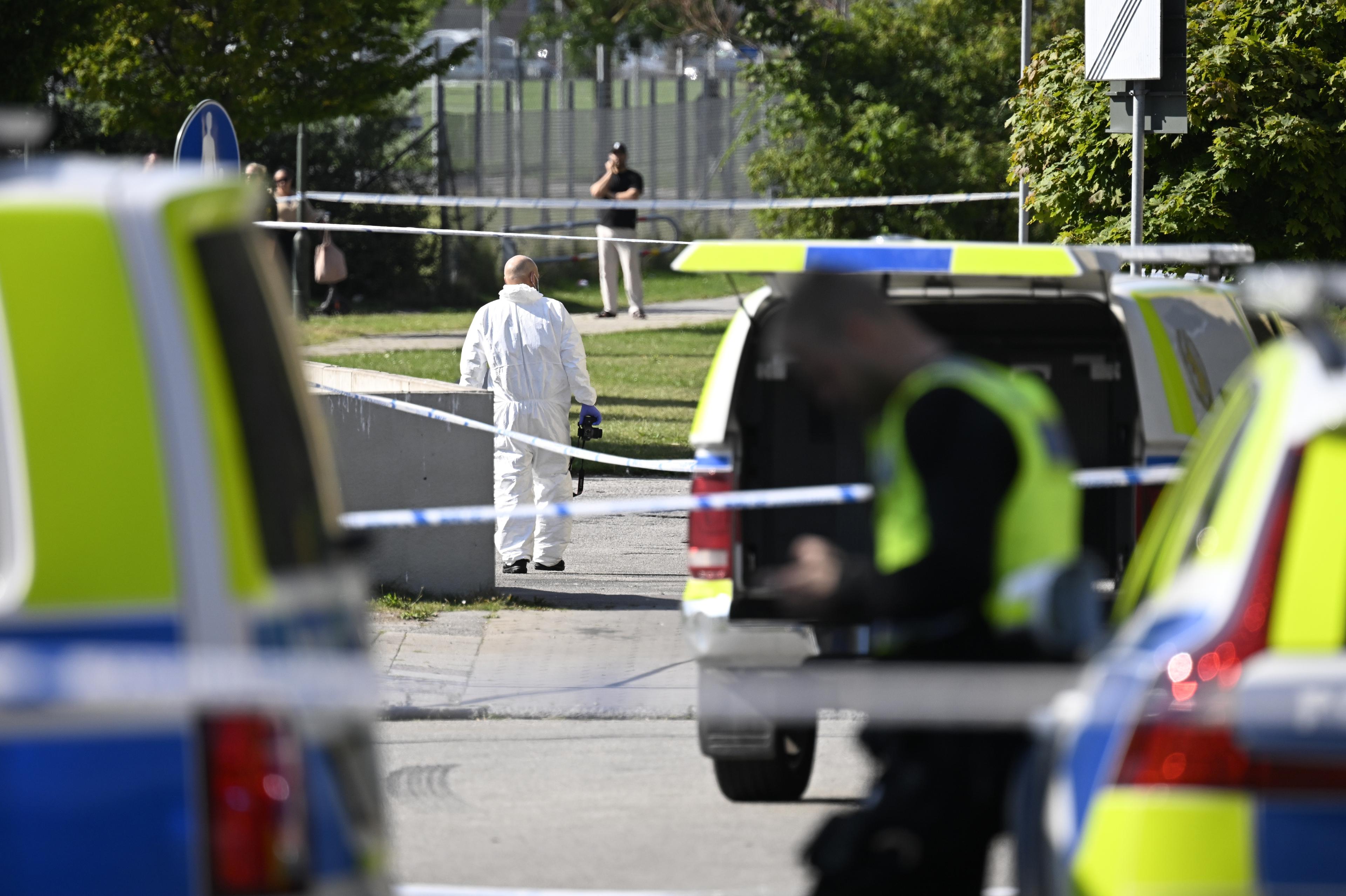 Polis och kriminaltekniker på plats på Rosengård i Malmö på måndagseftermiddagen efter dödsskjutningen i måndags. Foto: Johan Nilsson/TT