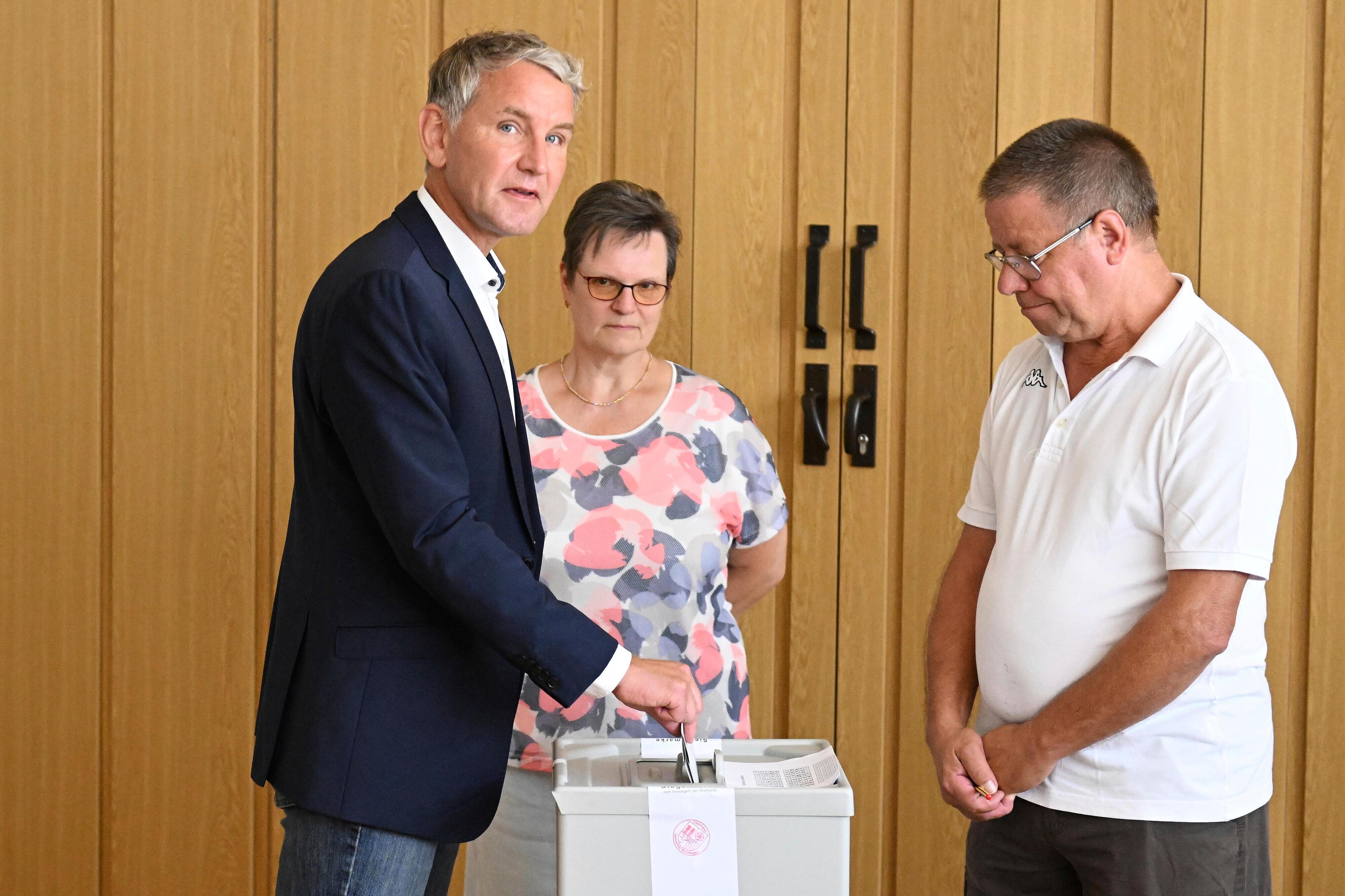 Björn Höcke, ledare för högernationalistiska AFD i delstaten Thüringen, lägger sin röst i byn Bornhagen i Thüringen. Foto: Swen Pfortner/AP/TT