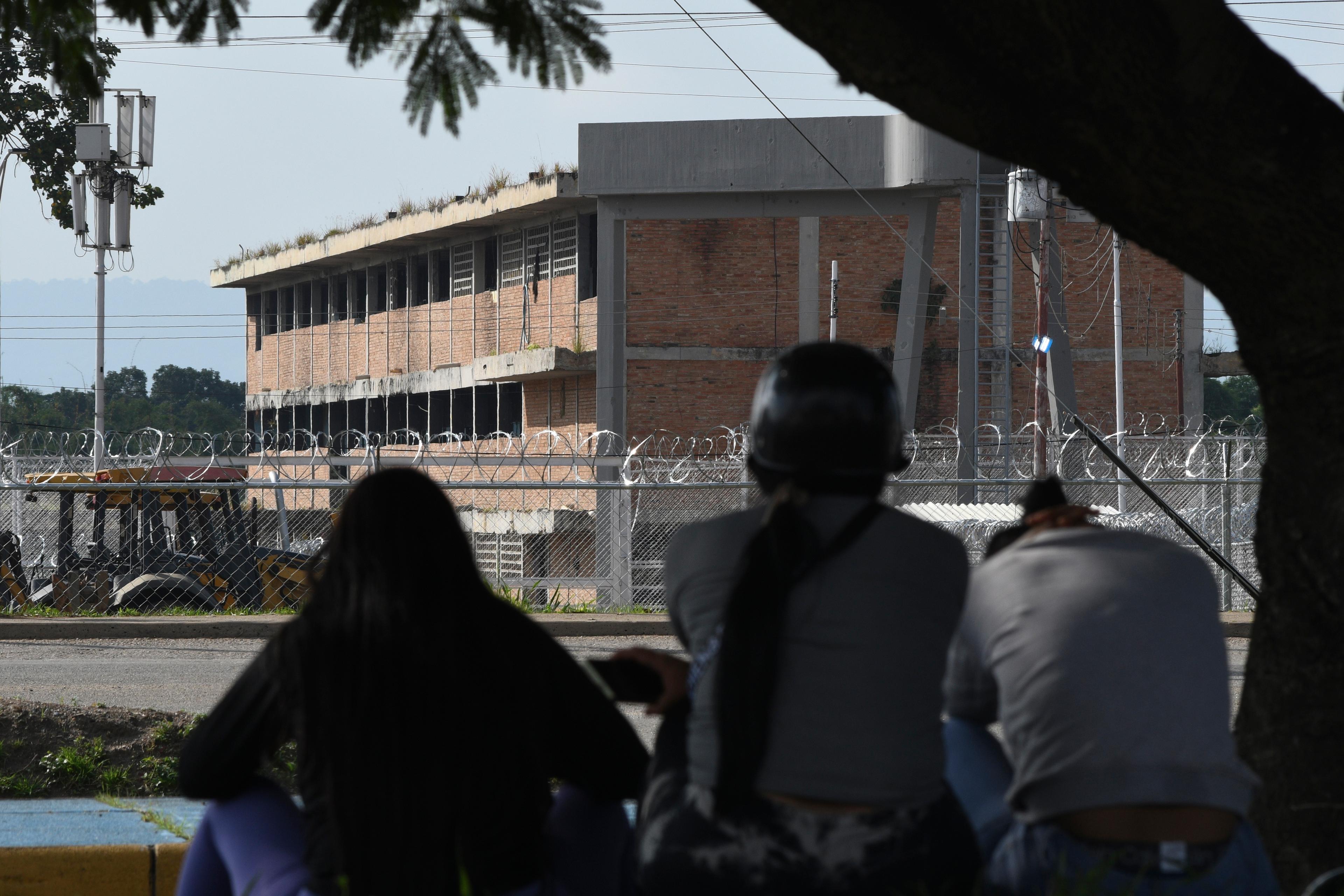 Anhöriga till människor som fängslades i samband med demonstrationerna efter valet i Venezuela utanför Tocuyito-fängelset, en av de högsäkerhetsanstalter dit hundratals som deltog i protesterna ska ha förts till. Foto: Jacinto Oliveros/AP/TT