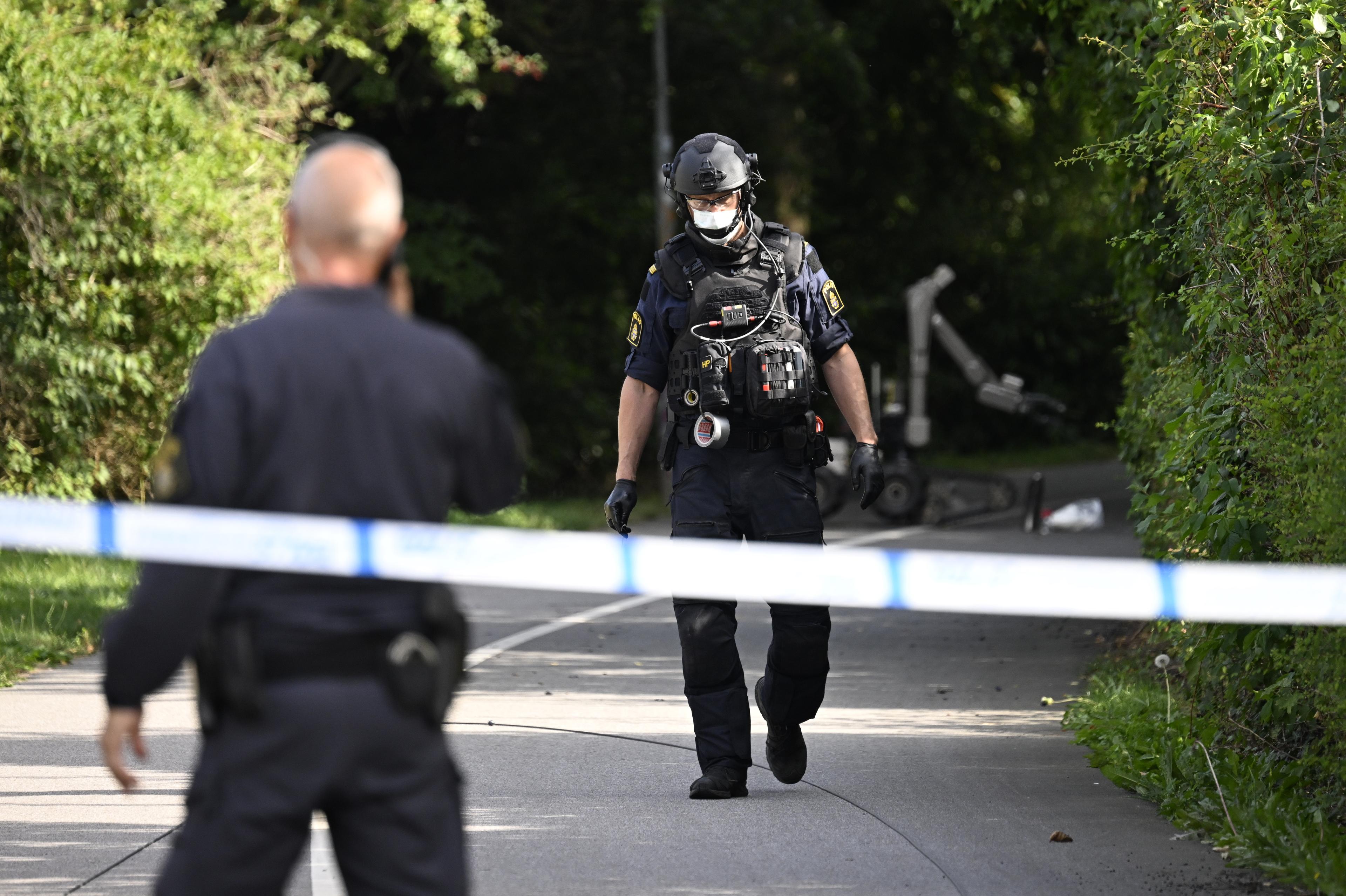 Polis och bombtekniker undersöker ett misstänkt farligt föremål i Malmö på söndagseftermiddagen. Foto: Johan Nilsson/TT