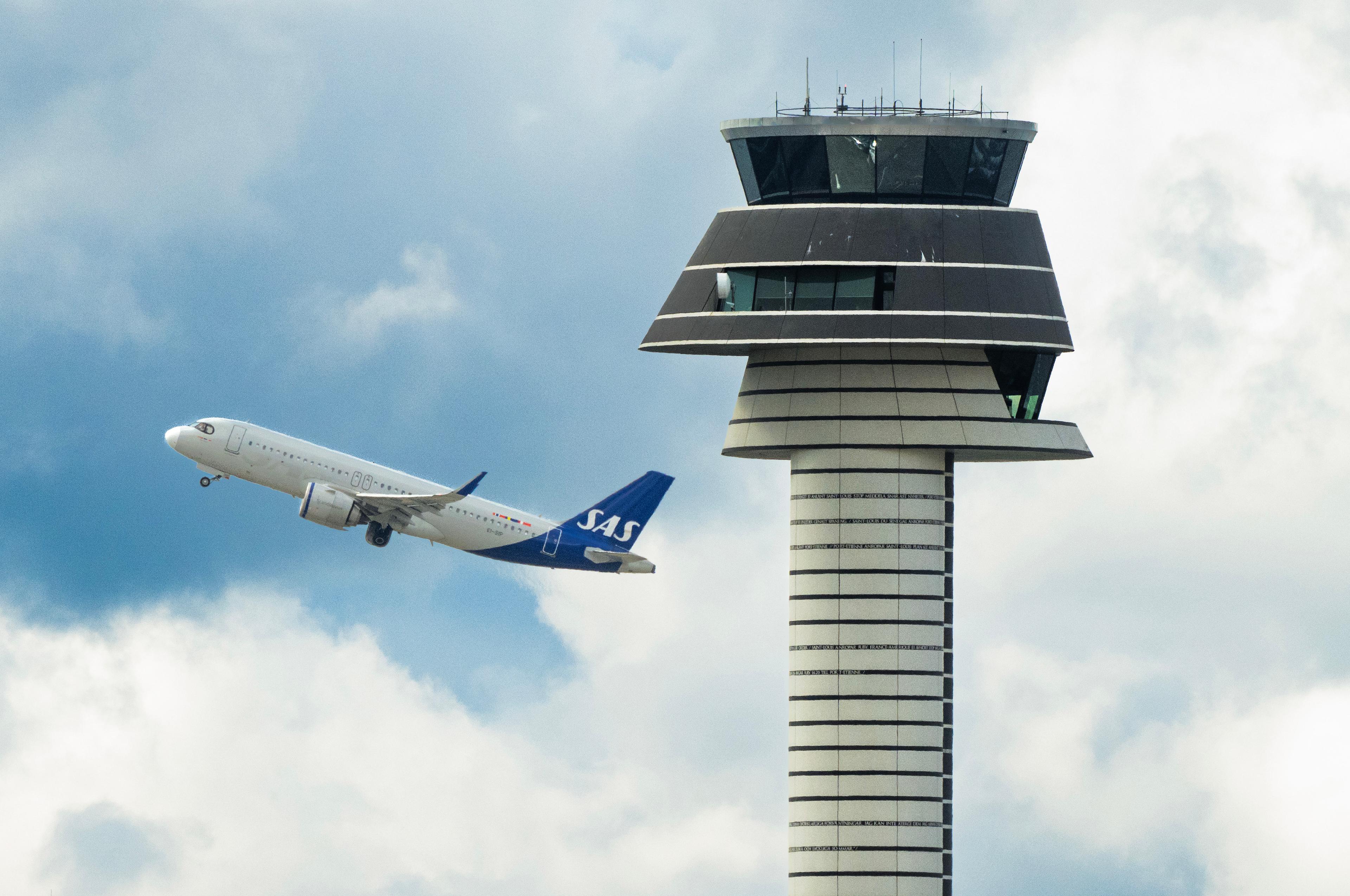 Ett SAS-plan lyfter från Arlanda med flygledartornet i förgrunden. Foto: Jonas Ektrömer/TT