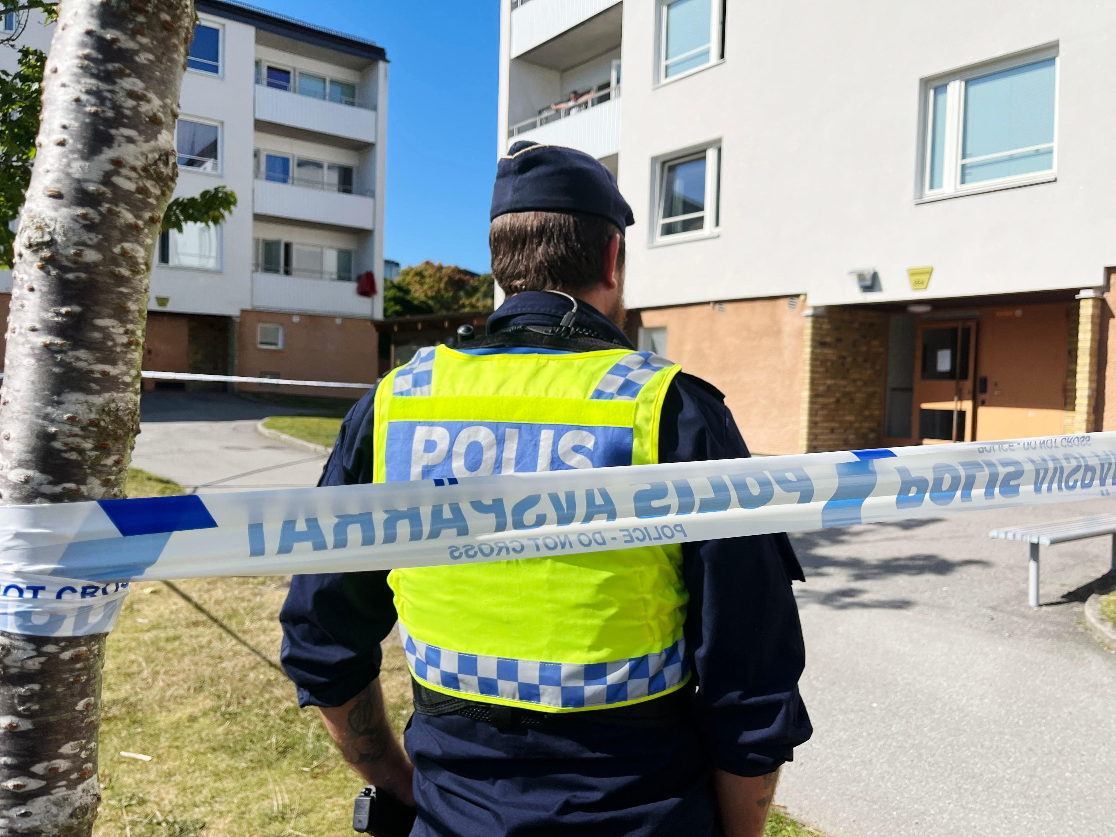 Polis på plats efter att en man har påträffats skottskadad i stadsdelen Lagersberg i Eskilstuna i helgen. Foto: Sebastian Skog/TT