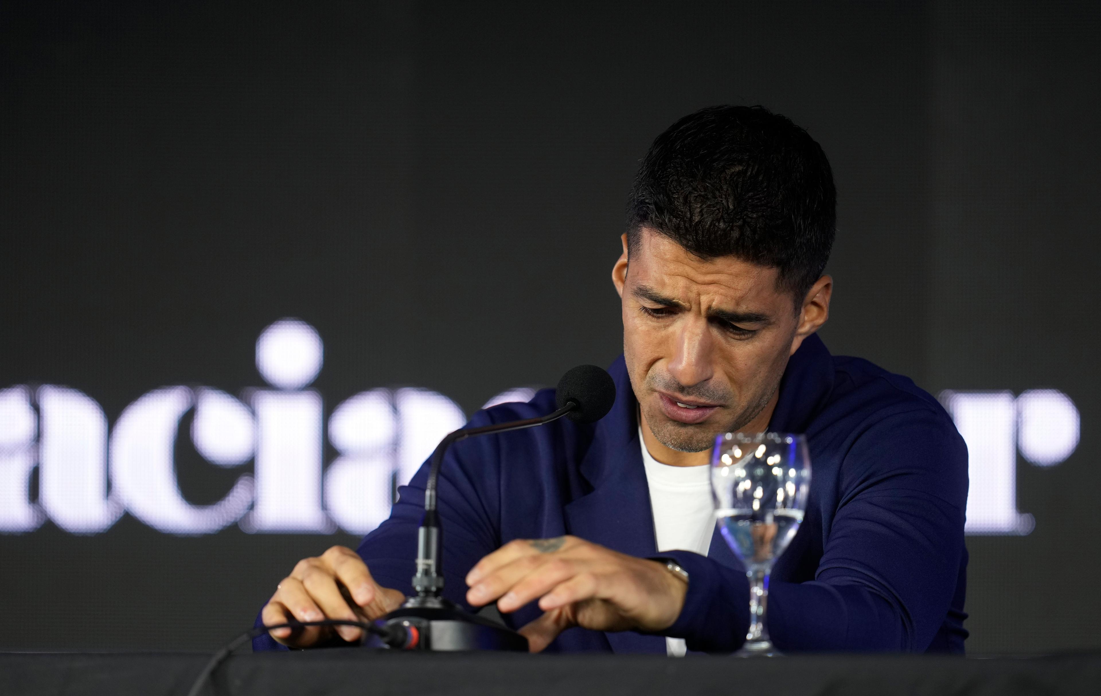 Uruguays välkände, för en del kanske ökände, fotbollsstjärna Luis Suárez, säger att veckans match mot Paraguay blir hans sista i landslagströjan. Foto: Matilde Campodonico/AP/TT