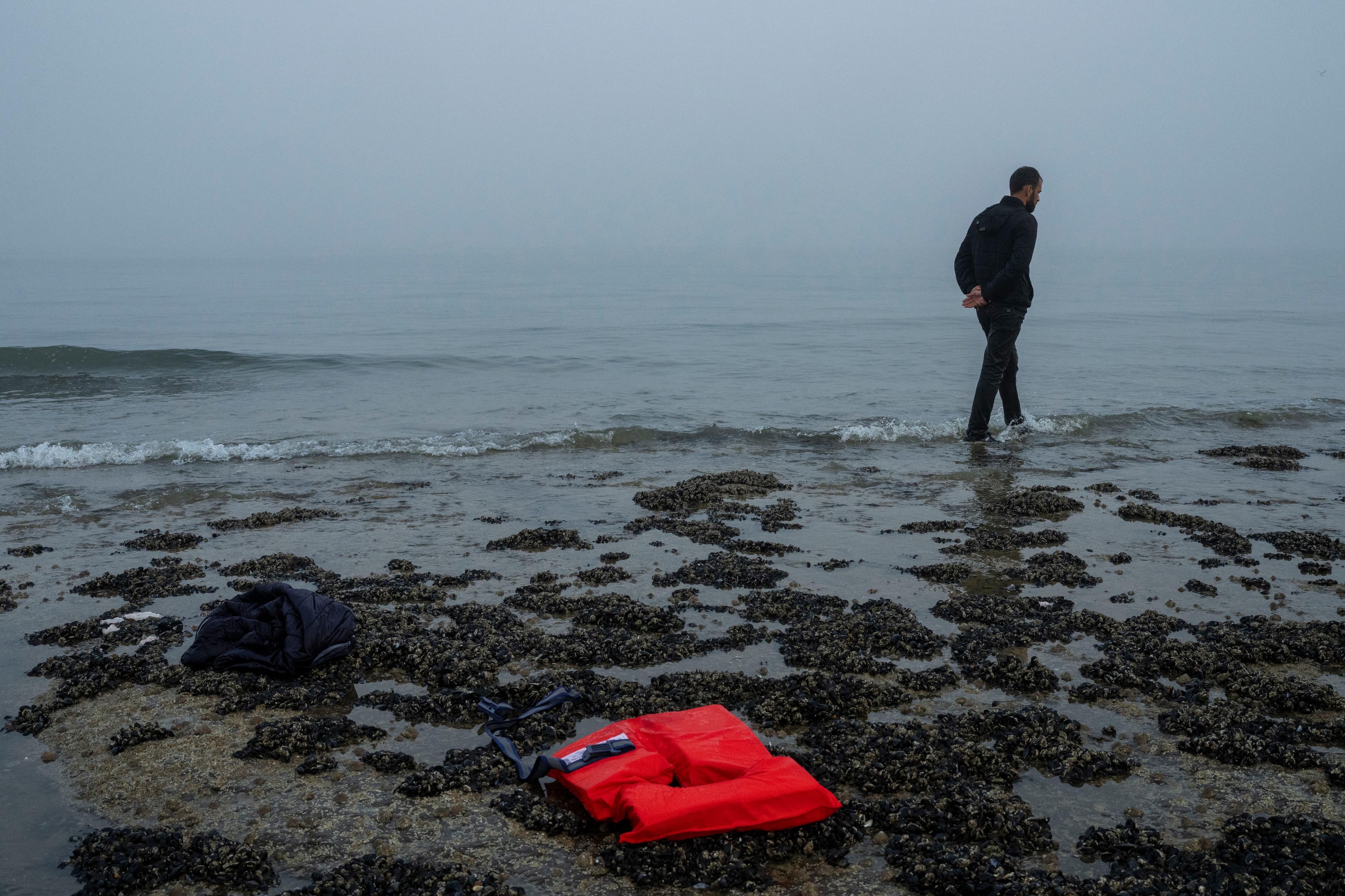 En kurdisk migrant som försökt korsa Engelska kanalen på en strand i norra Frankrike. Bilden är tagen vid ett tidigare tillfälle. Foto: Bernat Armangue/AP/TT