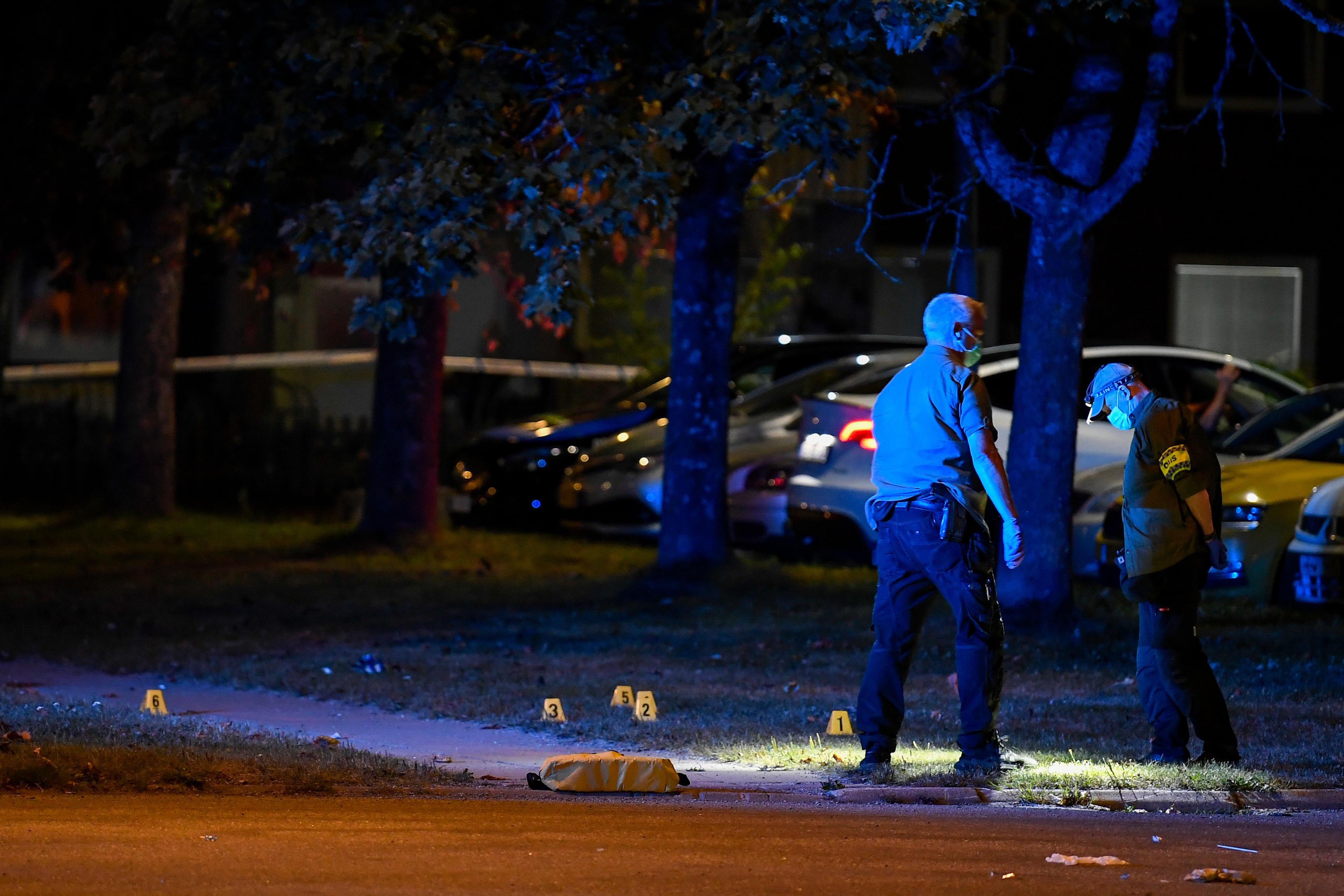 Polis på plats efter en skottlossning i Upplands Bro i juli. Arkivbild. Foto: Oscar Olsson/TT