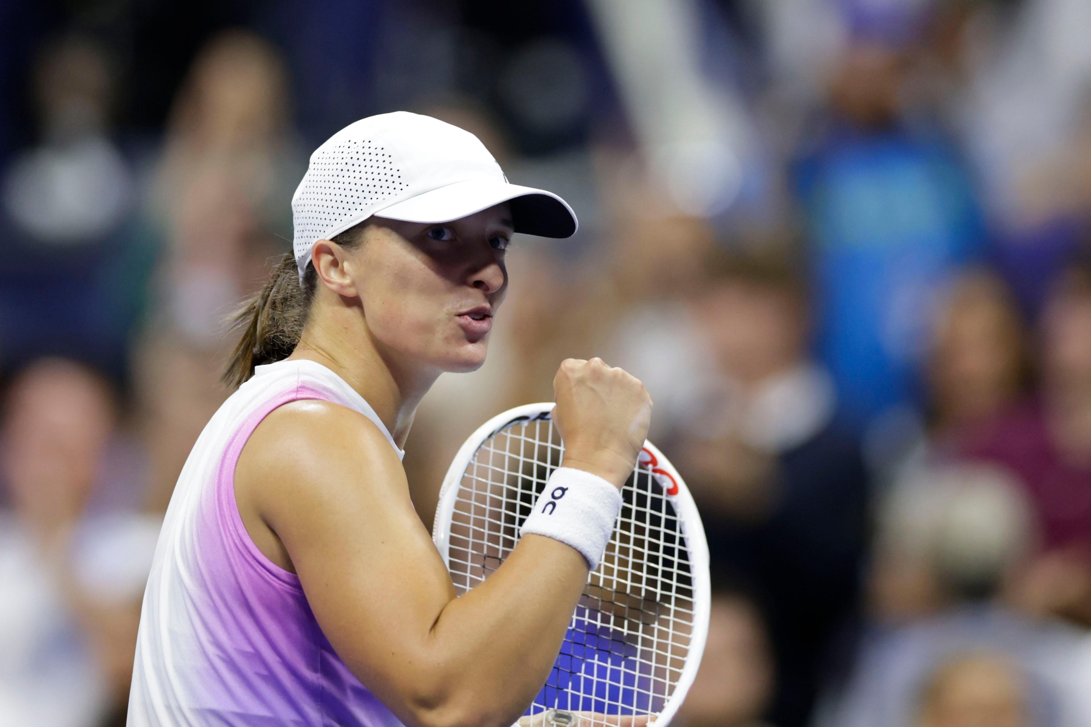 Polskan och världsettan Iga Swiatek är klar för kvartsfinal i US Open efter en klar seger mot ryskan Ljudmila Samsonova. Foto: Adam Hunger/AP/TT