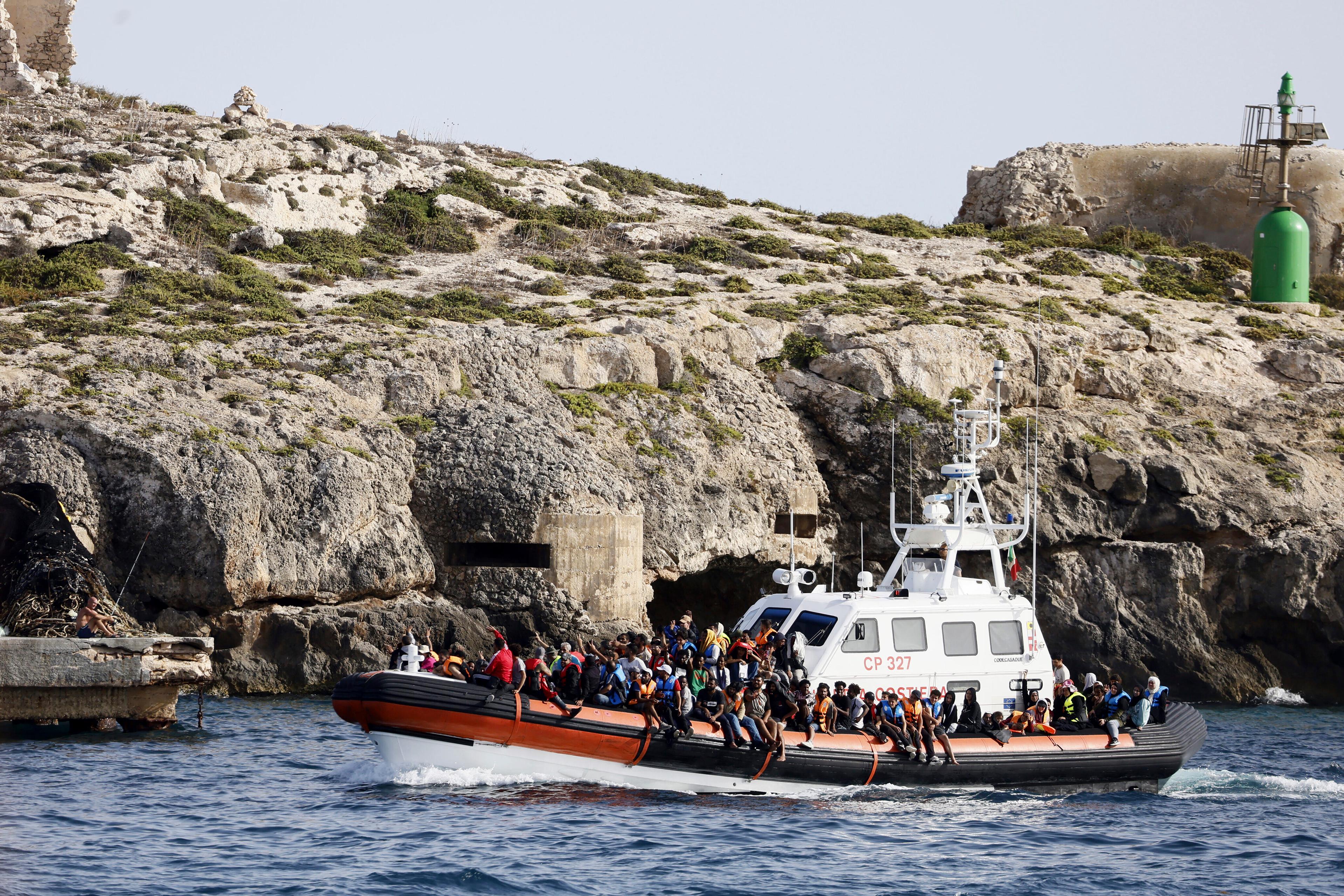 Italiensk kustbevakning vid en tidigare insats att rädda skeppsbrutna migranter på Medelhavet. Arkivbild. Foto: Cecilia Fabiano/AP/TT