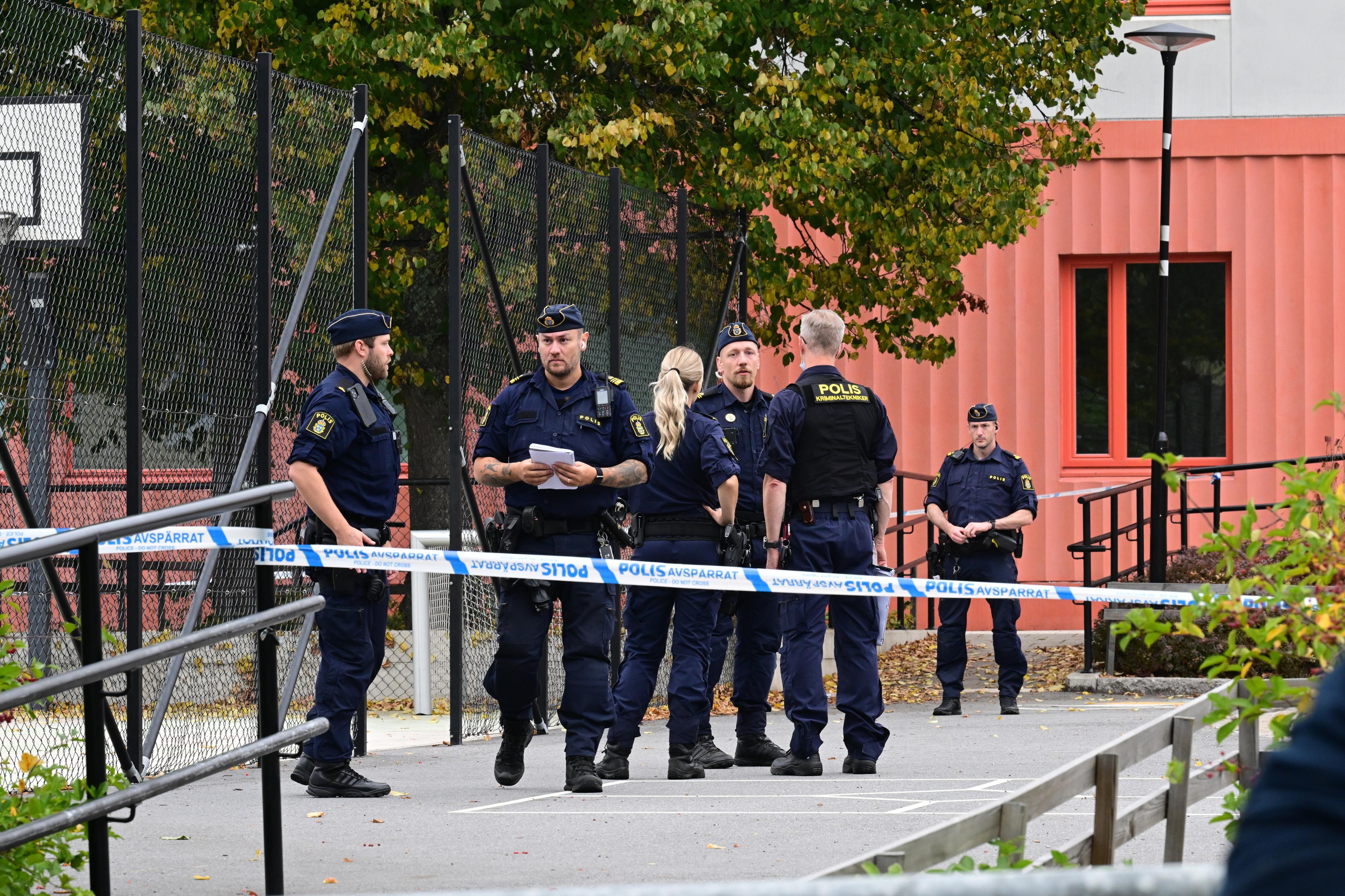 En tonåring blev på onsdagen skjuten på en skola i Trångsund, söder om Stockholm. Foto: Jonas Ekströmer/TT