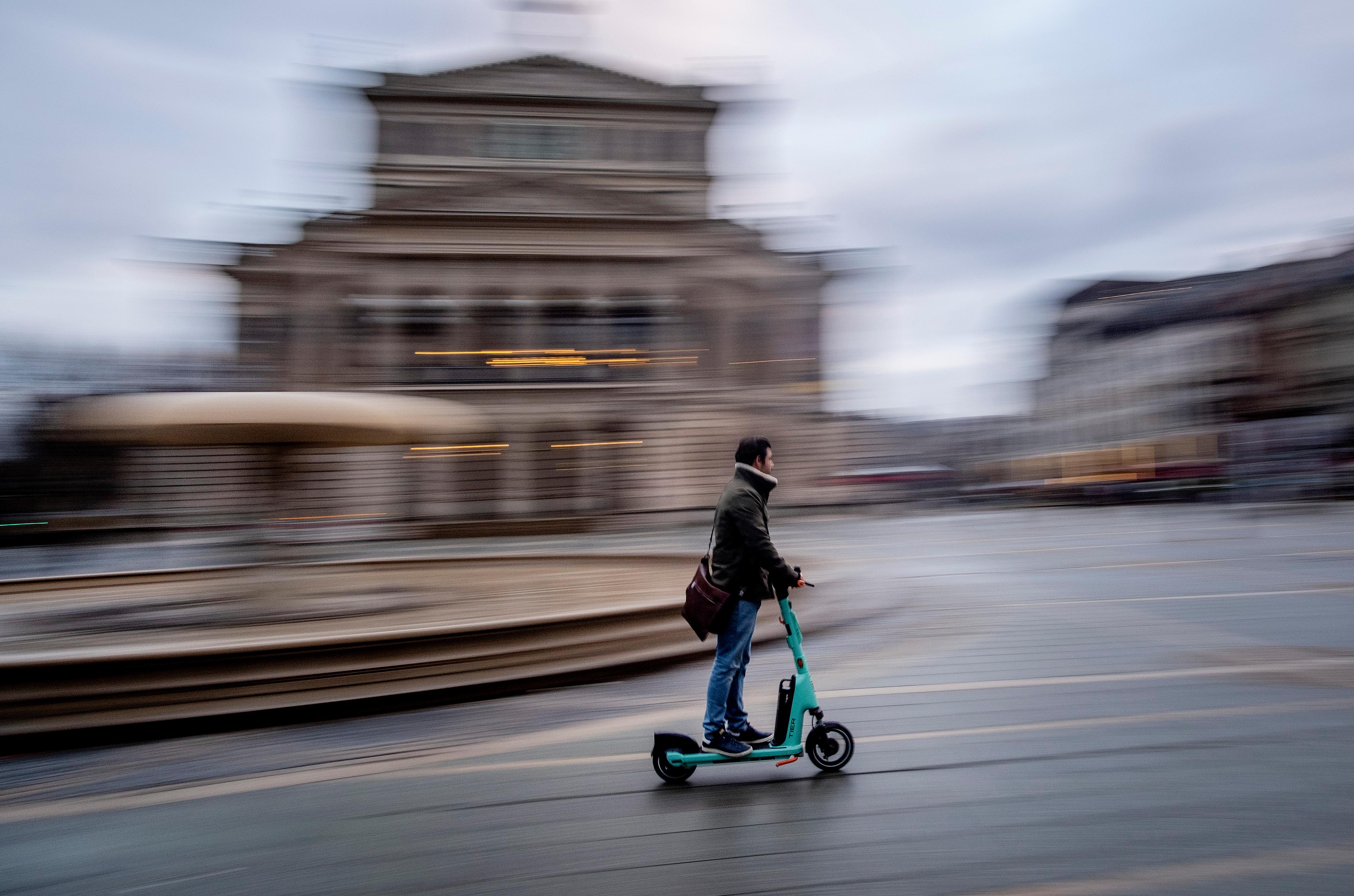 En man på en elsparkcykel i Frankfurt. Snart bannlyses fordonet i Madrid. Arkivbild. Foto: Michael Probst/AP/TT