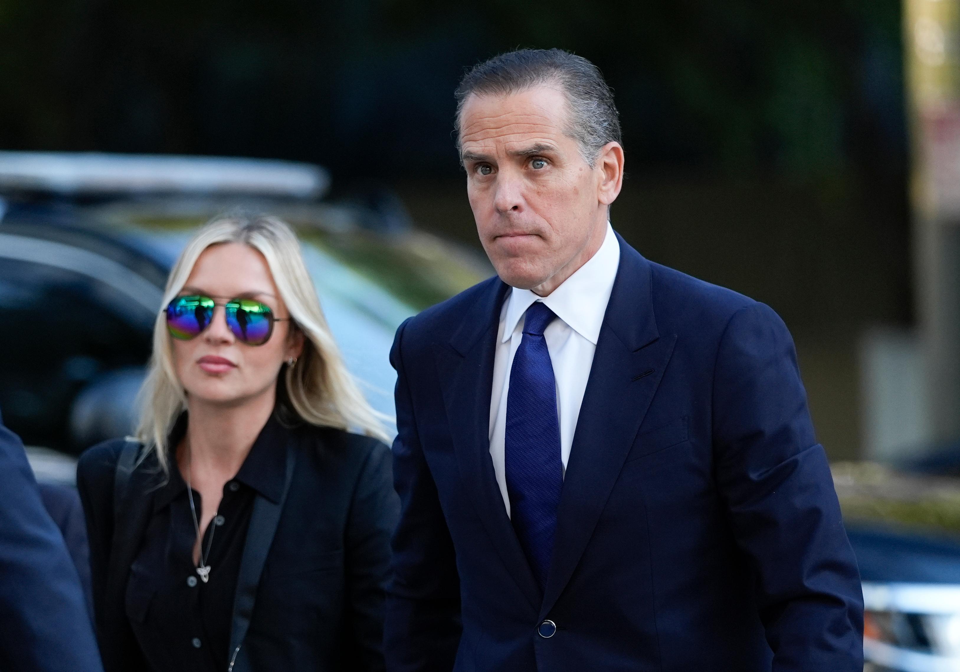 Hunter Biden med fru Melissa Cohen Biden på väg till rättegången i Los Angeles. Foto: Jae C. Hong/AP/TT