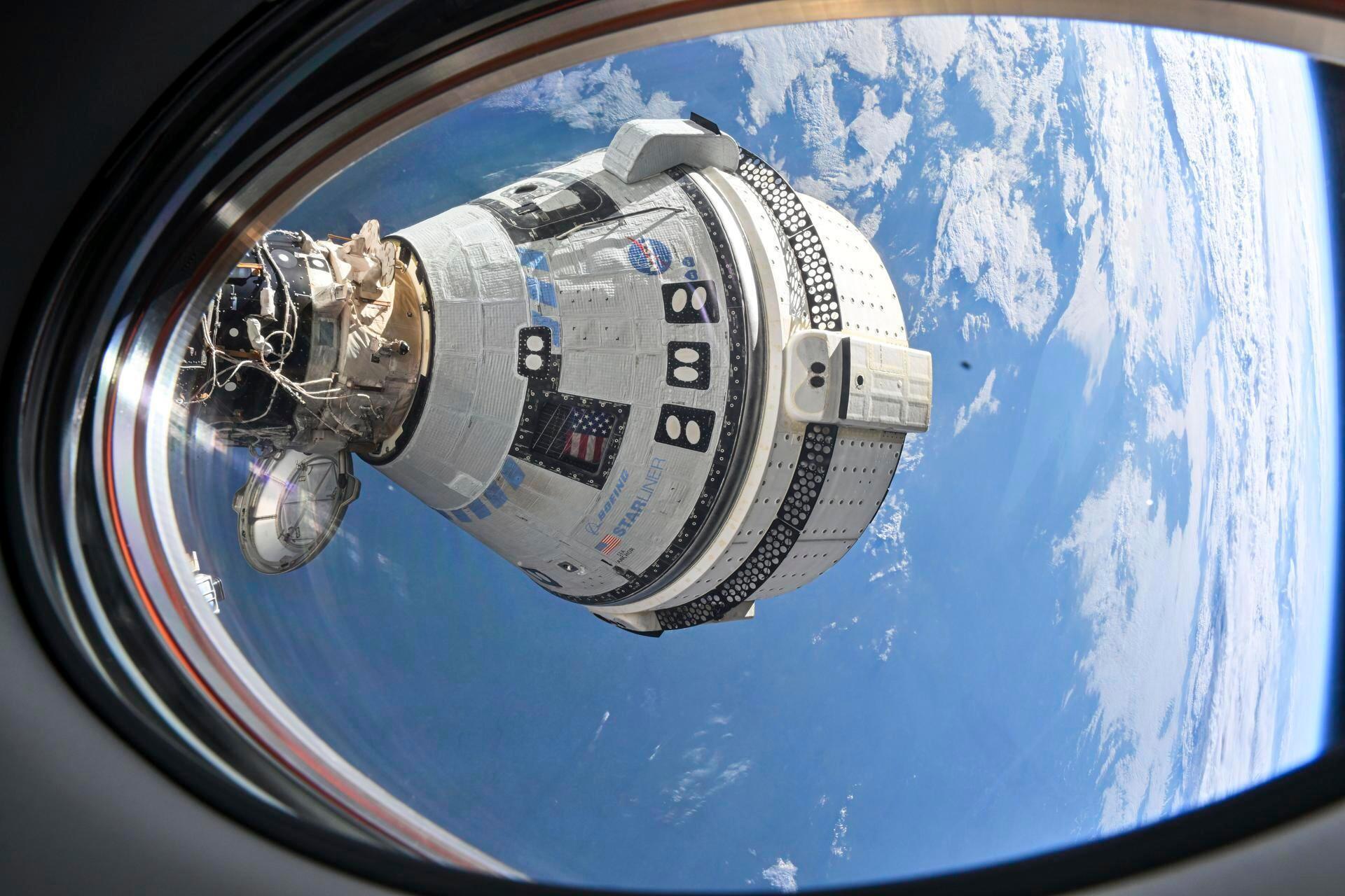 Boeings rymdfarkost Starliner, dockad med den internationella rymdstationen. Bild från den 3 juli. Foto: Nasa via AP/TT