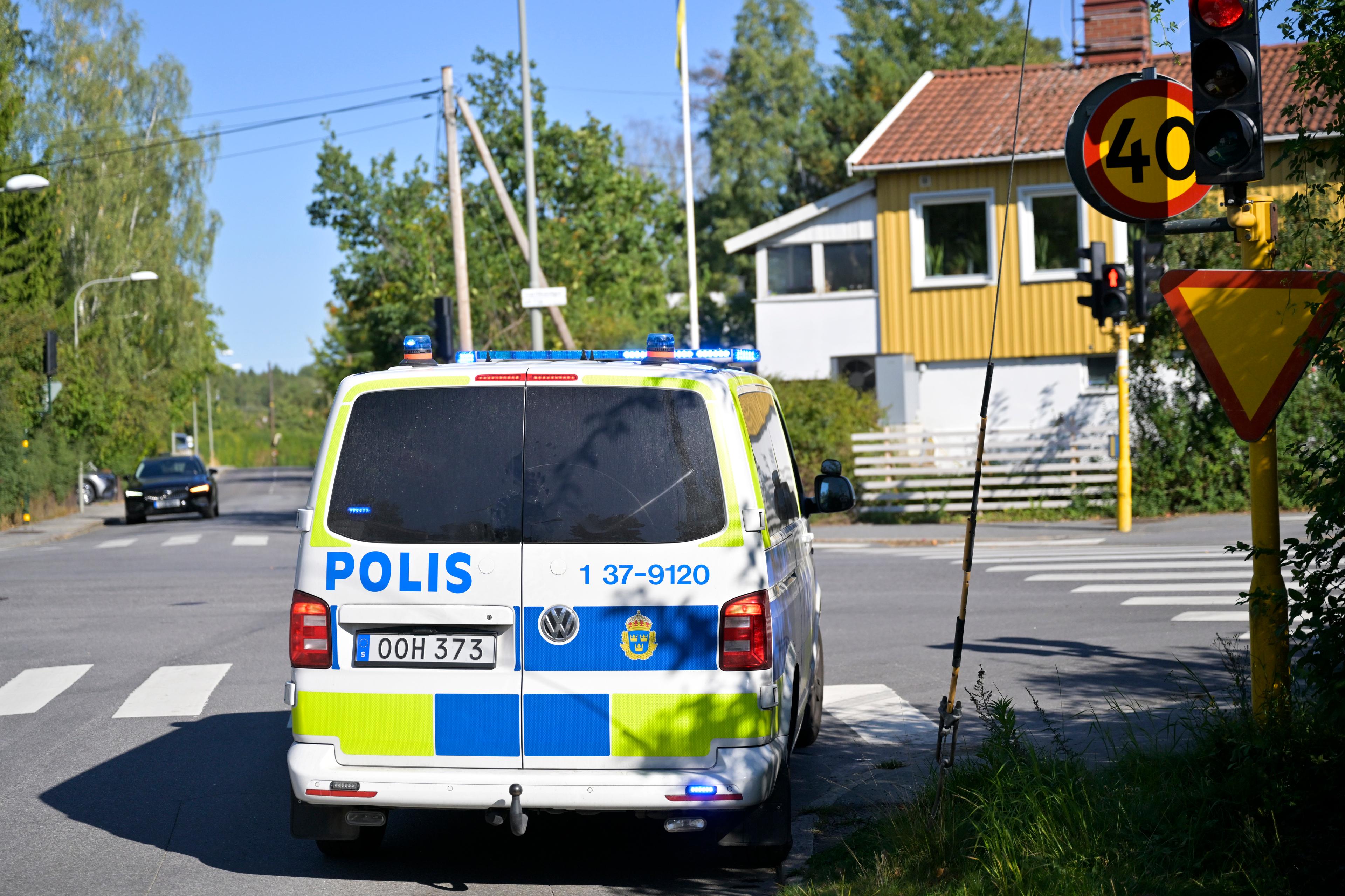 Polisen är på plats med flera patruller i Älvsjö efter larm om skottlossning. Foto: Henrik Montgomery/TT