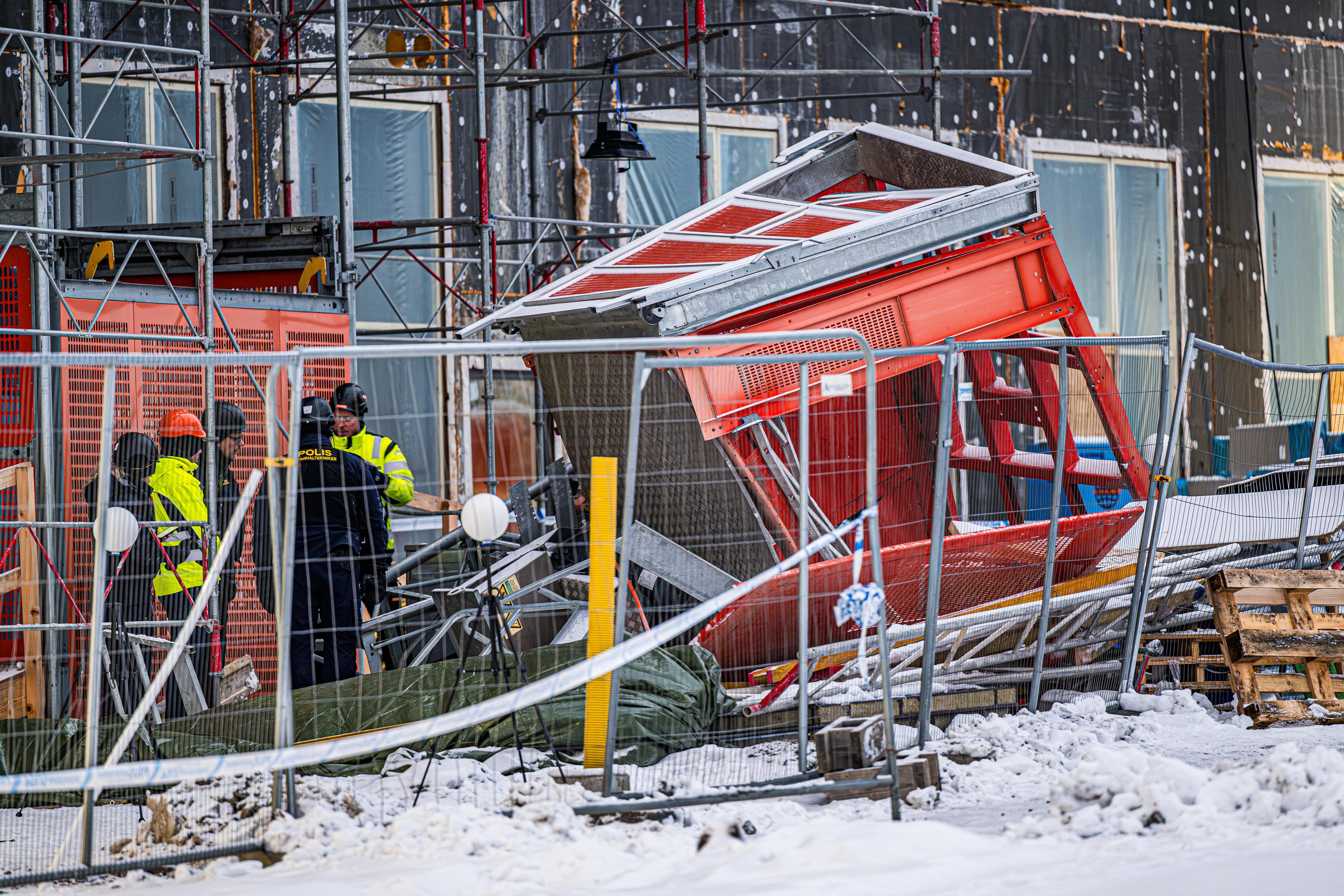 I december förra året omkom fem byggarbetare när en bygghiss rasade vid en arbetsplats i Sundbyberg norr om Stockholm. Arkivbild. Foto: Magnus Lejhall/TT