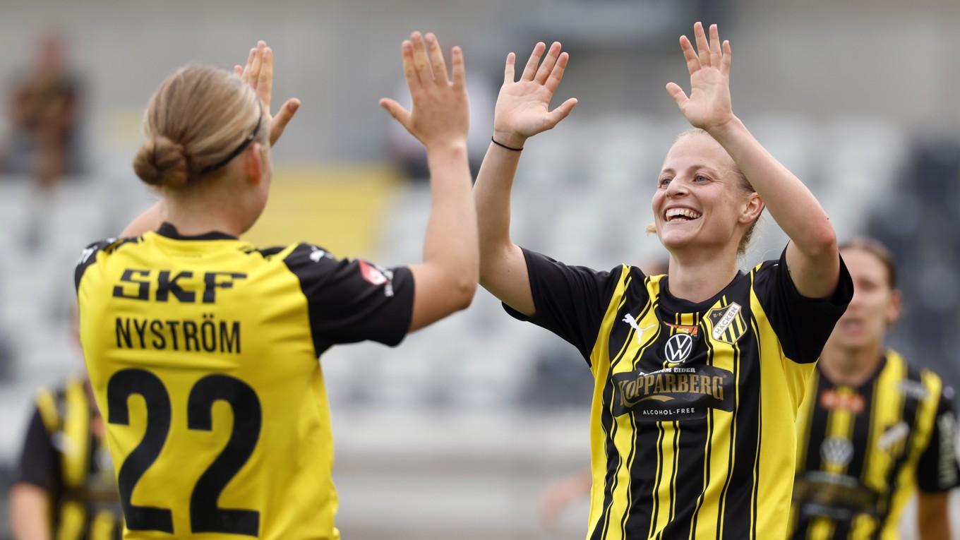 Paulina Nyström och Anna Anvegård efter Anvegårds 3–0 mot AIK. Foto: Adam Ihse/TT