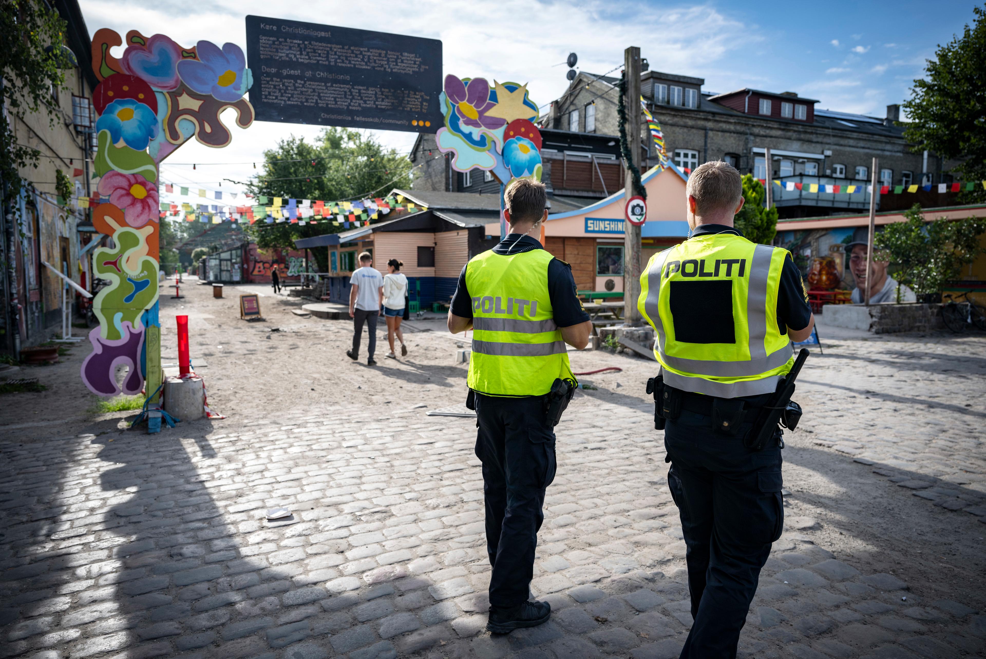 Poliser patrullerar förbi den stängda Pusher Street i Christiania. I början på april 2024 revs de sista haschbodarna på Pusher Street och gatstenen grävdes upp som en symbolisk markering av att nya tider väntar. Foto: Johan Nilsson/TT